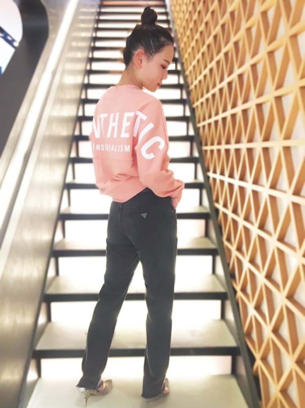 ブラック系のその他パンツ、ピンク系のスウェットを着用したレディースの春コーディネートの1枚目の写真