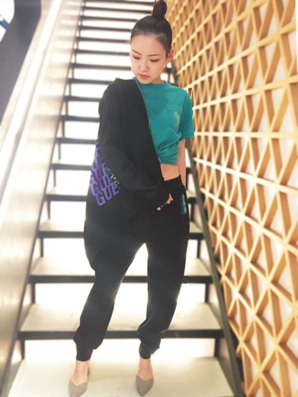 ブラック系のパーカー、グリーン系のTシャツ/カットソー、ブラック系のその他パンツを着用したレディースの春コーディネートの1枚目の写真