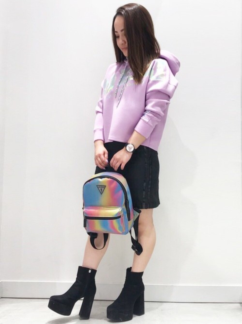 ブラック系のワンピース、パープル系のパーカー、その他のバックパック/リュックを着用したレディースの春コーディネートの1枚目の写真