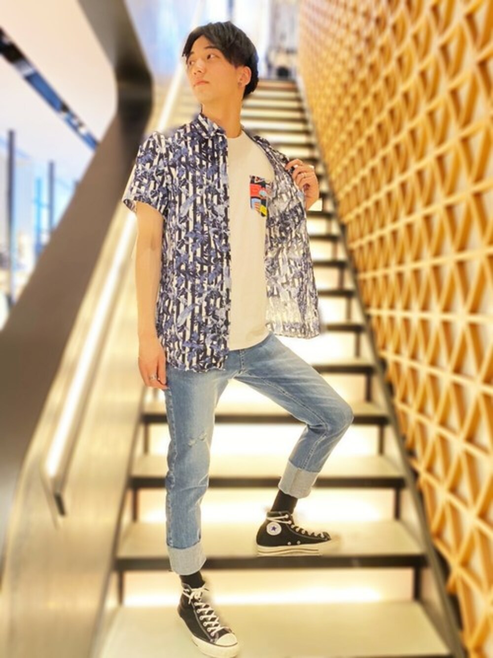 ホワイト系のTシャツ/カットソー、ブルー系のシャツ/ブラウスを着用したメンズの春コーディネートの1枚目の写真