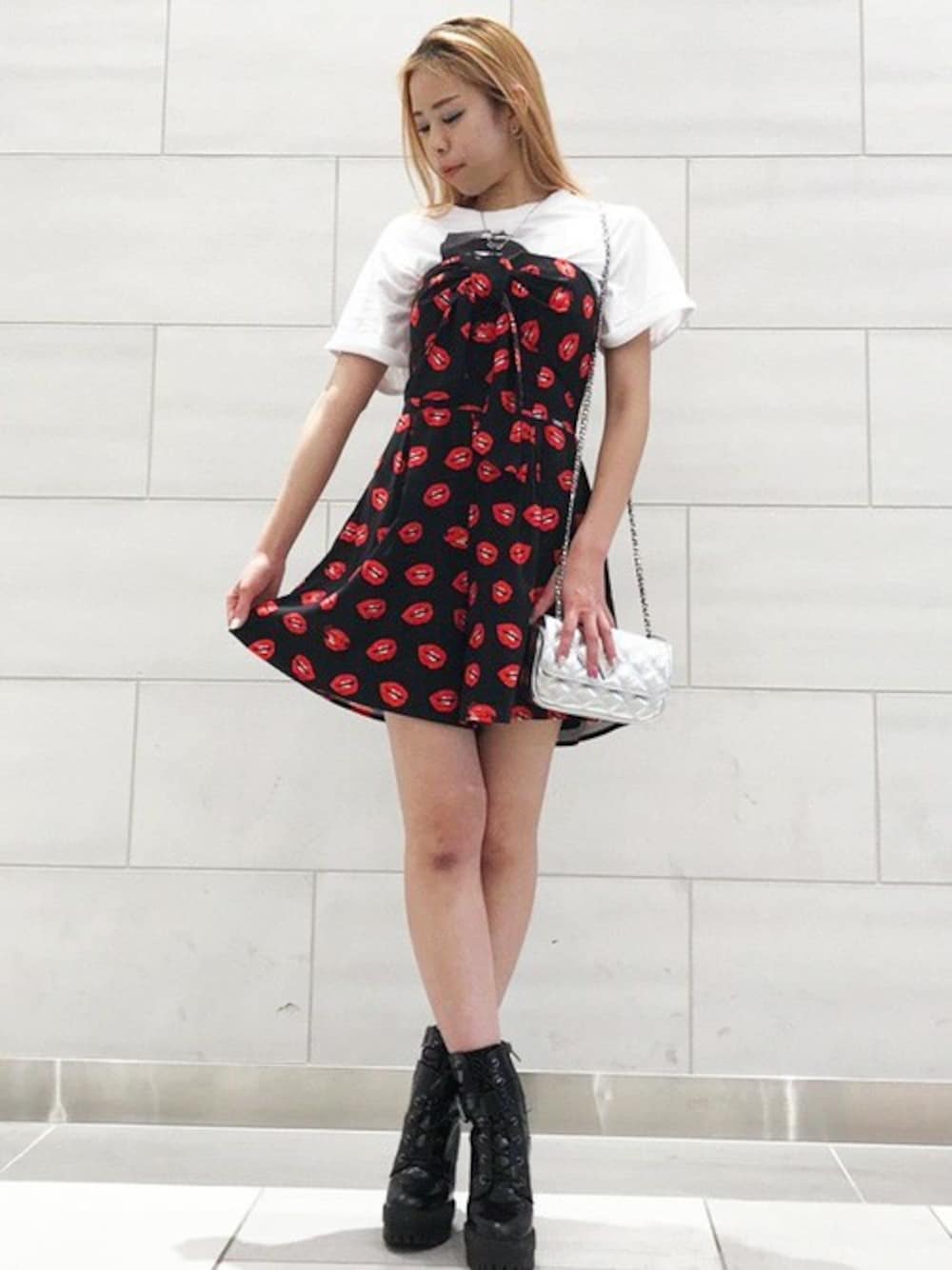 「ワンピース、Tシャツ、オールインワン、ガーリー、総柄、春、春コーデ、春夏コーデ、guess、guess沖縄」｜「GuessのGioia Romper（つなぎ/オールインワン、レッド系）」を使った、GUESS JAPANさん（レディース・156cm）の春コーディネートの1枚目の写真