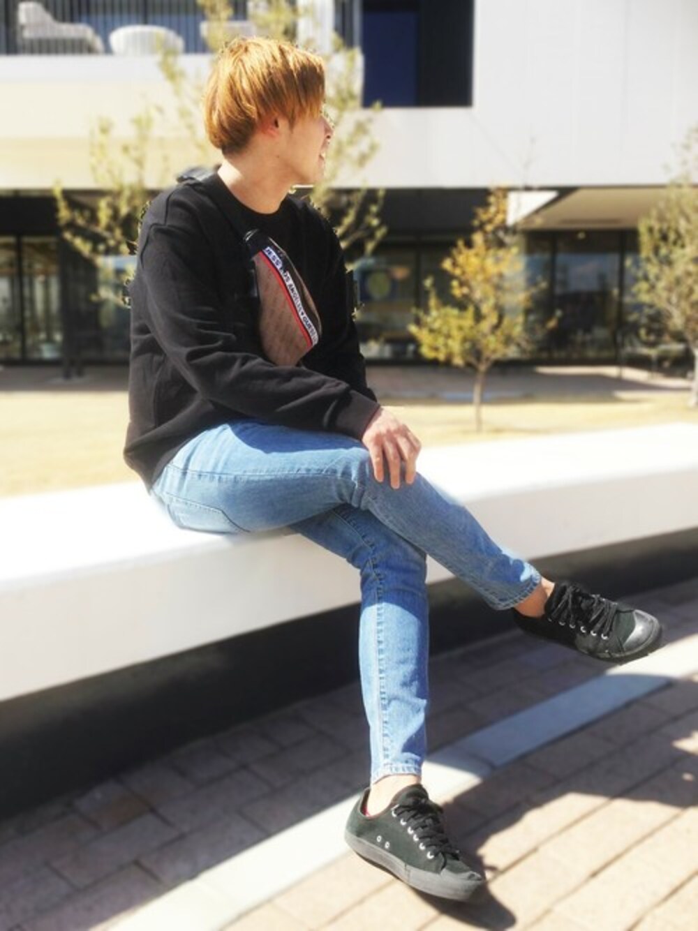 ブラック系のスウェットを着用したメンズの春コーディネートの1枚目の写真