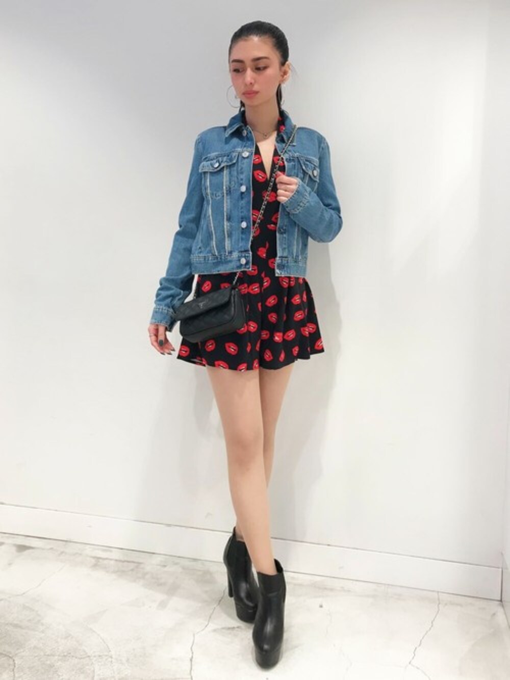 「ワンピース、デニムジャケット、オールインワン、Gジャン、チェーンバッグ、春、春コーデ、デニムコーデ、guess、guess新宿」｜「GuessのDELYA EMBELLISHED DENIM TRUCKER JACKET（デニムジャケット、ブルー系）」を使った、GUESS JAPANさん（レディース・159cm）の春コーディネートの1枚目の写真