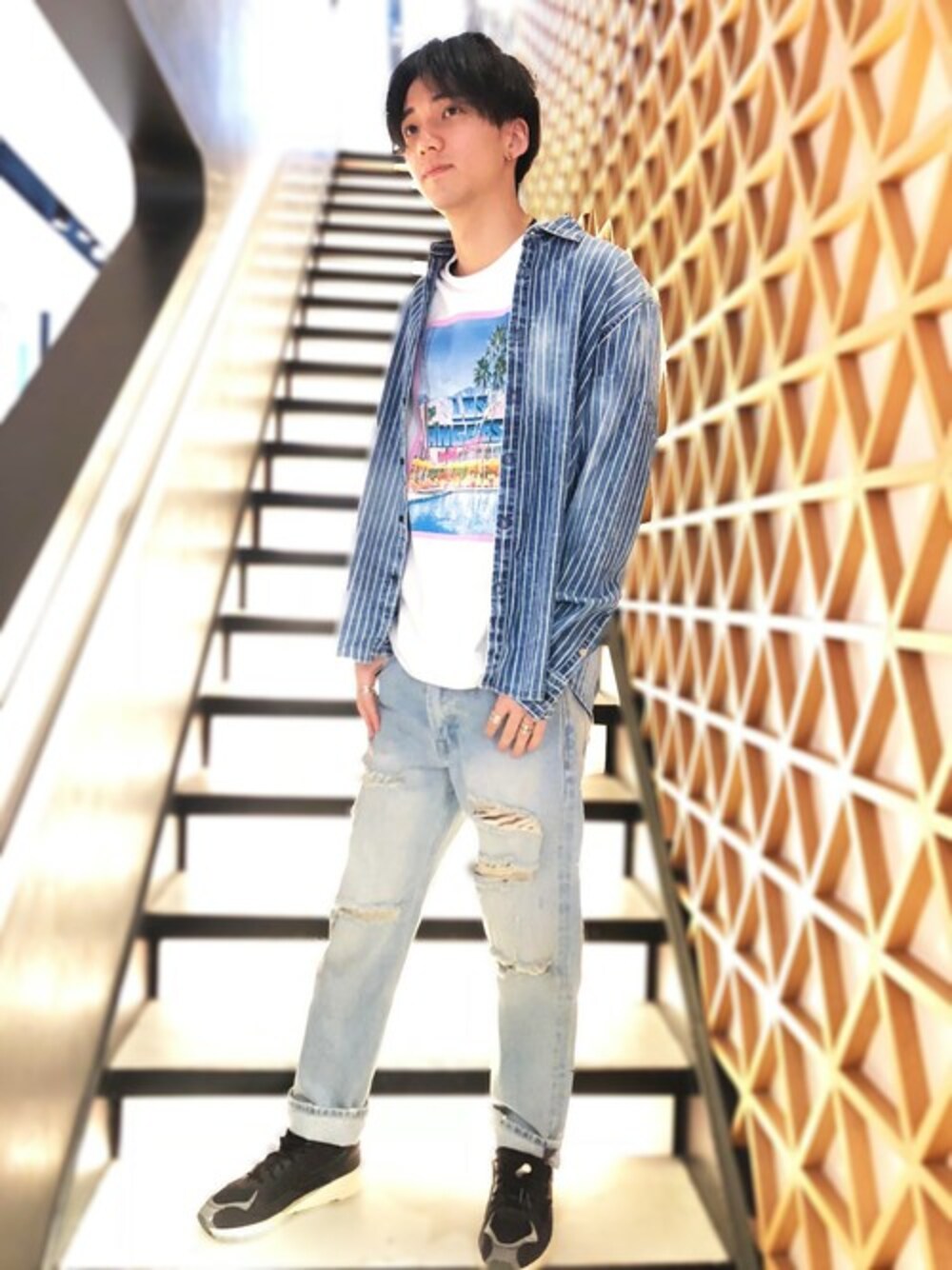 ホワイト系のTシャツ/カットソー、ブルー系のデニムパンツ、ブルー系のシャツ/ブラウスを着用したメンズの春コーディネートの1枚目の写真