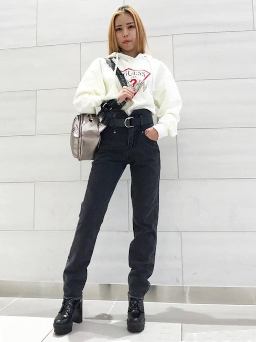 ブラック系のその他パンツ、ピンク系のバックパック/リュック、その他のパーカーを着用したレディースの春コーディネートの1枚目の写真