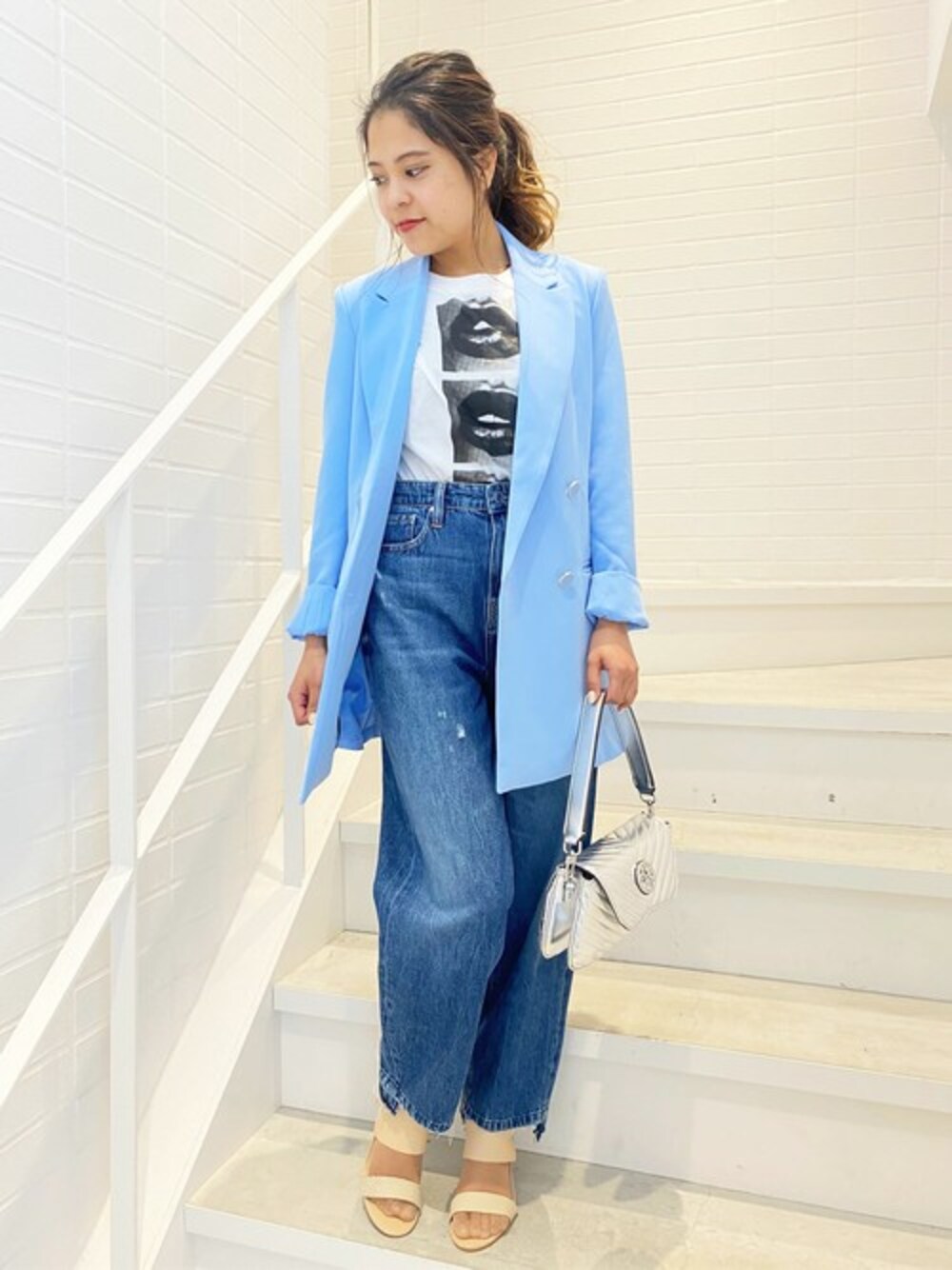 ブルー系のテーラードジャケット、ホワイト系のTシャツ/カットソー、ブルー系のデニムパンツを着用したレディースの春コーディネートの1枚目の写真