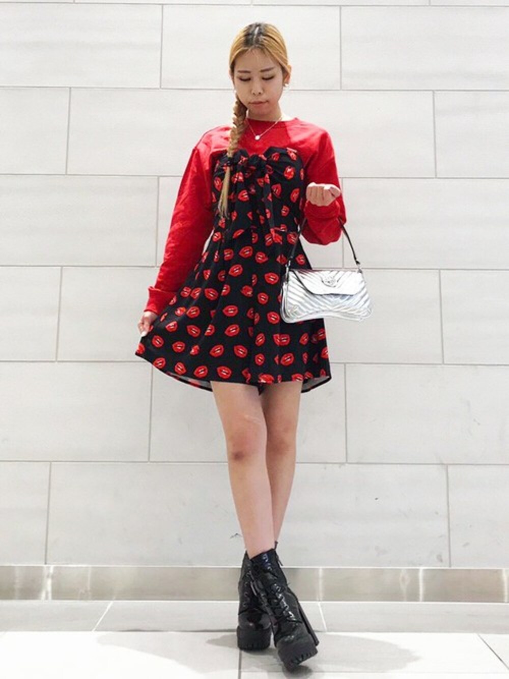 レッド系のスウェット、レッド系のつなぎ/オールインワン、シルバー系のショルダーバッグを着用したレディースの春コーディネートの1枚目の写真