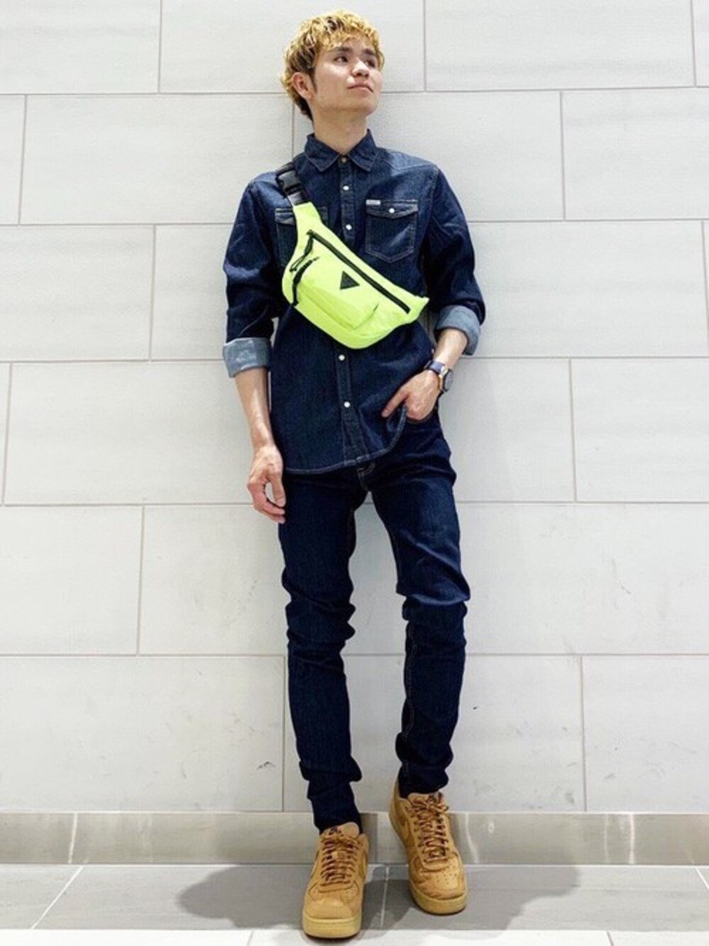 ブルー系のデニムパンツ、ブルー系のシャツ/ブラウス、グリーン系のボディバッグ/ウエストポーチを着用したメンズの春コーディネートの1枚目の写真