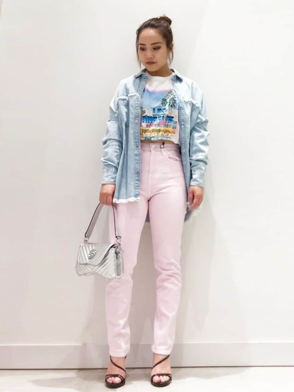 ブルー系のシャツ/ブラウス、ホワイト系のTシャツ/カットソー、ピンク系のデニムパンツを着用したレディースの春コーディネートの1枚目の写真