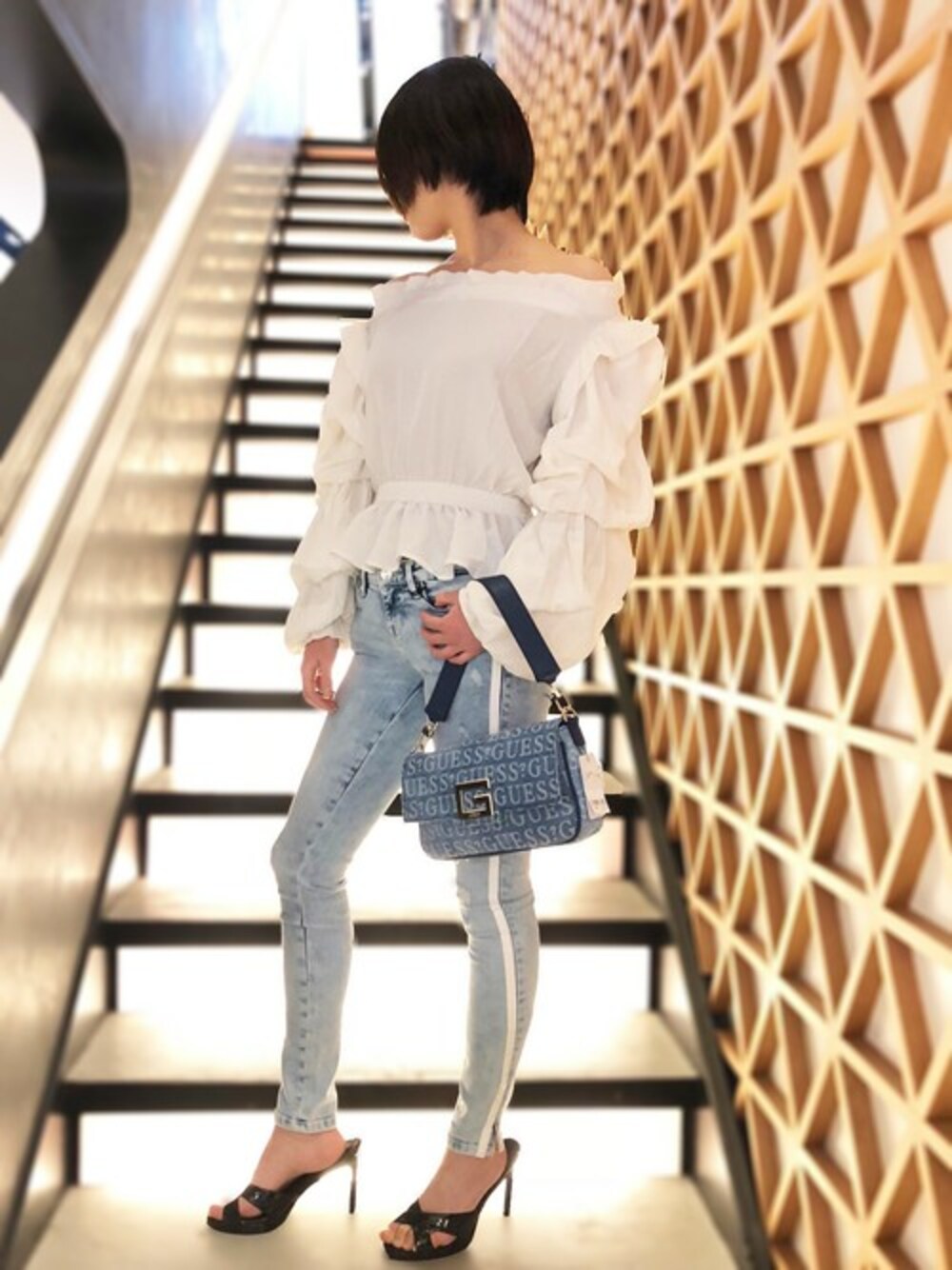 ホワイト系のTシャツ/カットソー、ブルー系のデニムパンツを着用したレディースの春コーディネートの1枚目の写真