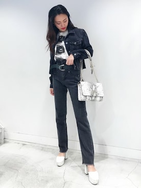 「Guess（ゲス）のアイテム（デニムジャケット）」を使った、GUESS JAPANさん（レディース・156cm）の春コーディネート