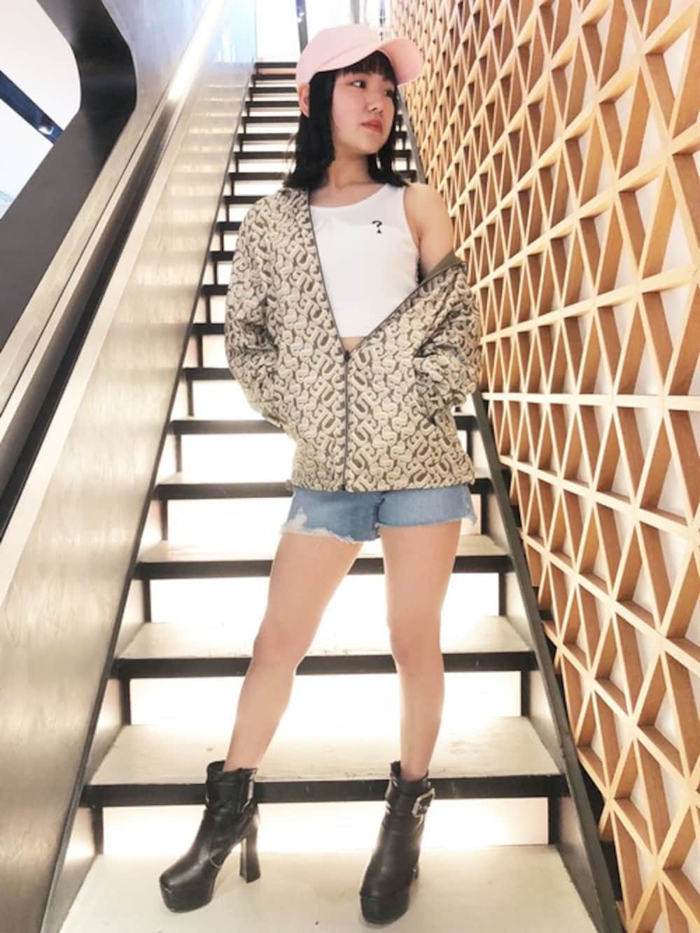 「ブルゾン、ショートパンツ、リバーシブル、デニムパンツ、ユニセックス、デニムショートパンツ、guess、guess心斎橋」｜「GuessのAll Over Logo Reversible Jacket（ナイロンジャケット、グリーン系）」を使った、GUESS JAPANさん（レディース・158cm）の春コーディネートの1枚目の写真