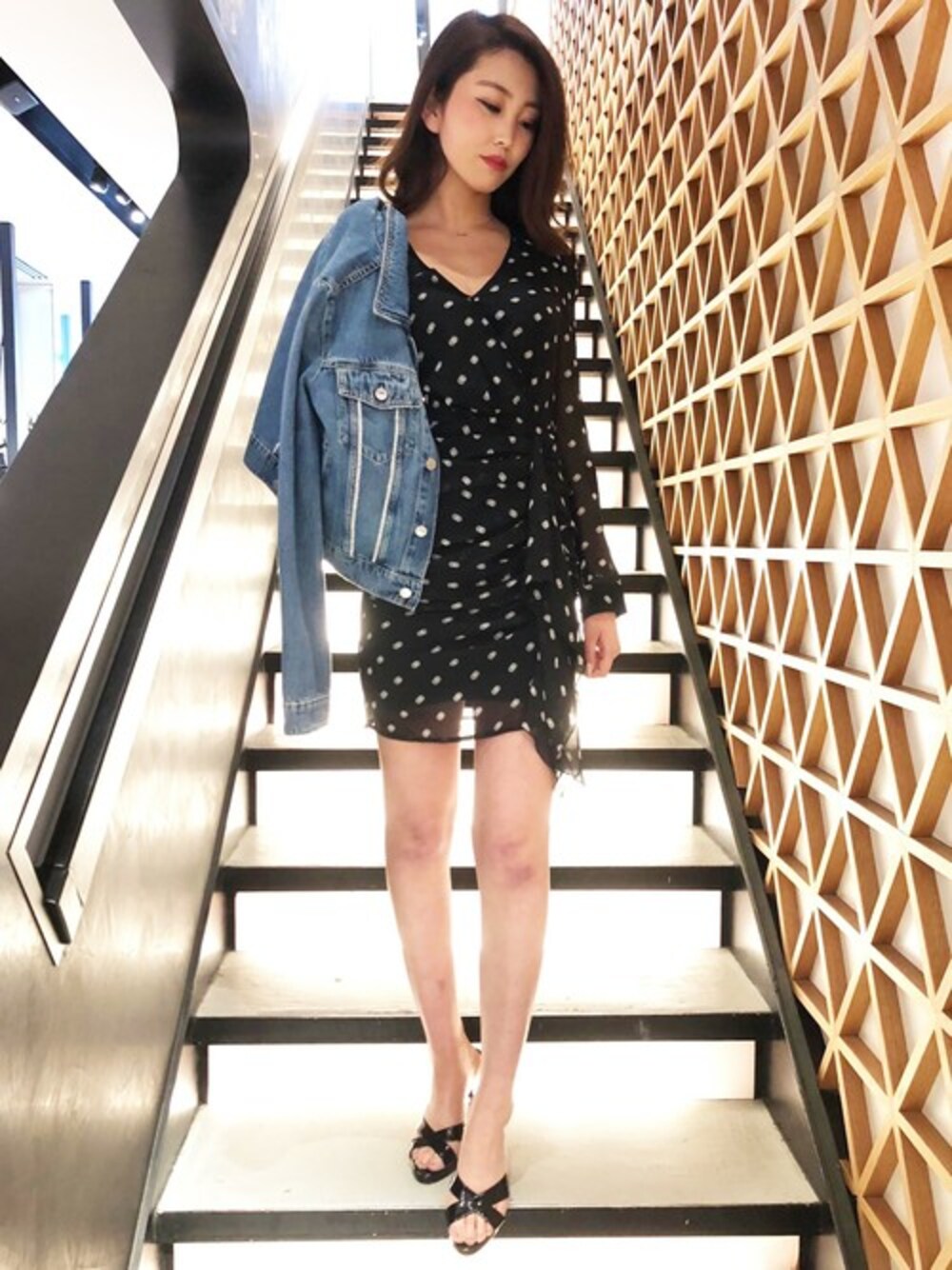 「デニム、ワンピース、デニムジャケット、ドット、ワンピ、Gジャン、ドット柄、guess、guess心斎橋」｜「GuessのDELYA EMBELLISHED DENIM TRUCKER JACKET（デニムジャケット、ブルー系）」を使った、GUESS JAPANさん（レディース・171cm）の春コーディネートの1枚目の写真