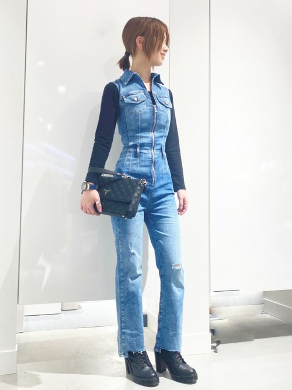 ブルー系のつなぎ/オールインワンを着用したレディースの春コーディネートの1枚目の写真