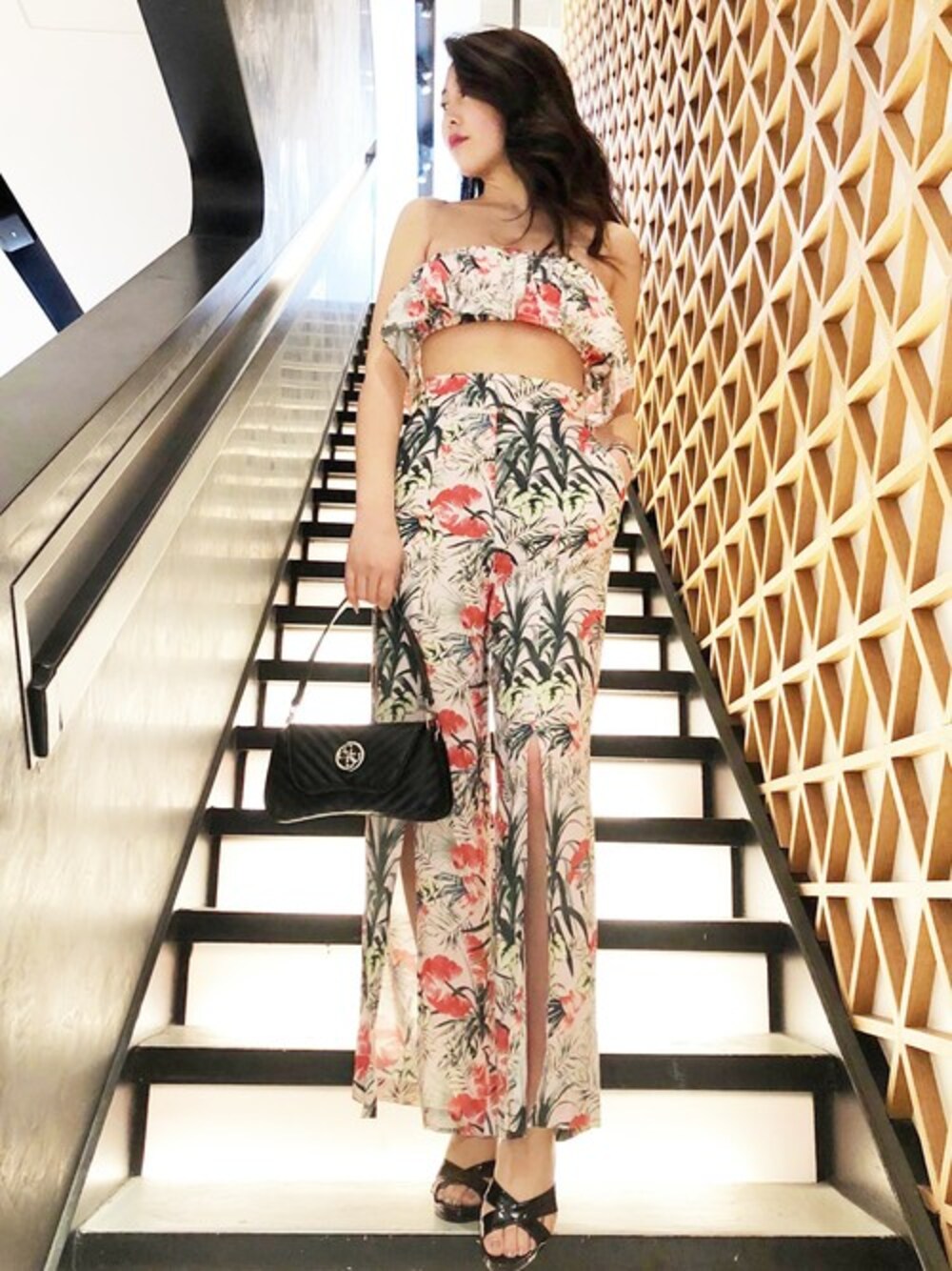 「柄、花柄、サロペット、オールインワン、リラックススタイル、夏コーデ、ラクチンコーデ、guess、初夏、guess心斎橋」｜「GuessのBriana Set Up（サロペット/オーバーオール、ピンク系）」を使った、GUESS JAPANさん（レディース・171cm）の春コーディネートの1枚目の写真