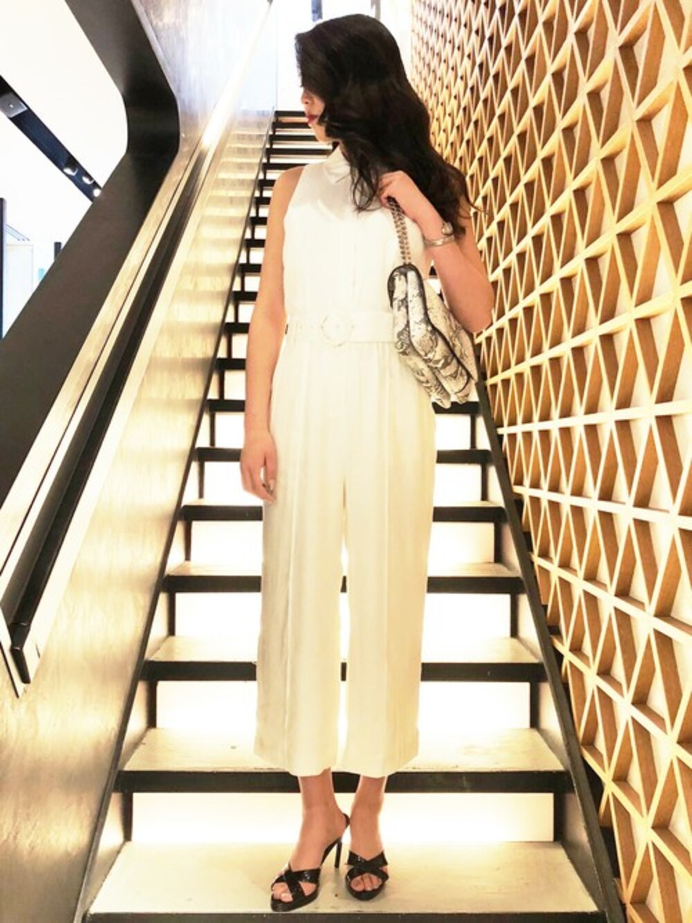 ホワイト系のつなぎ/オールインワン、その他のハンドバッグを着用したレディースの春コーディネートの1枚目の写真