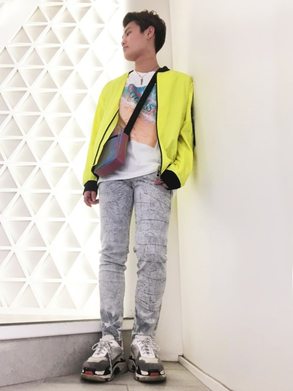 イエロー系のブルゾン、グレー系のデニムパンツ、その他のショルダーバッグを着用したメンズの春コーディネートの1枚目の写真