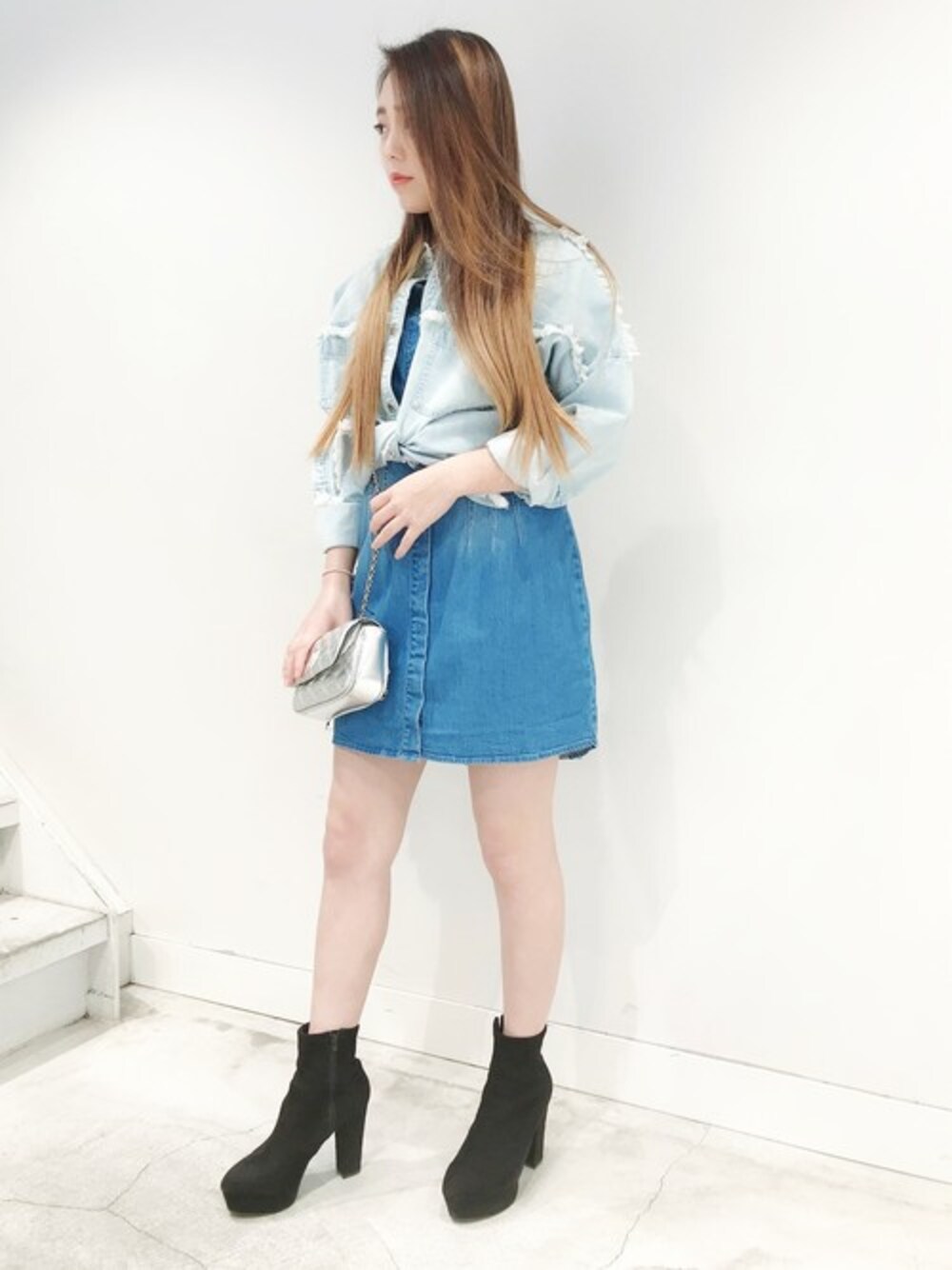 ブルー系のワンピース、ブルー系のシャツ/ブラウスを着用したレディースの春コーディネートの1枚目の写真