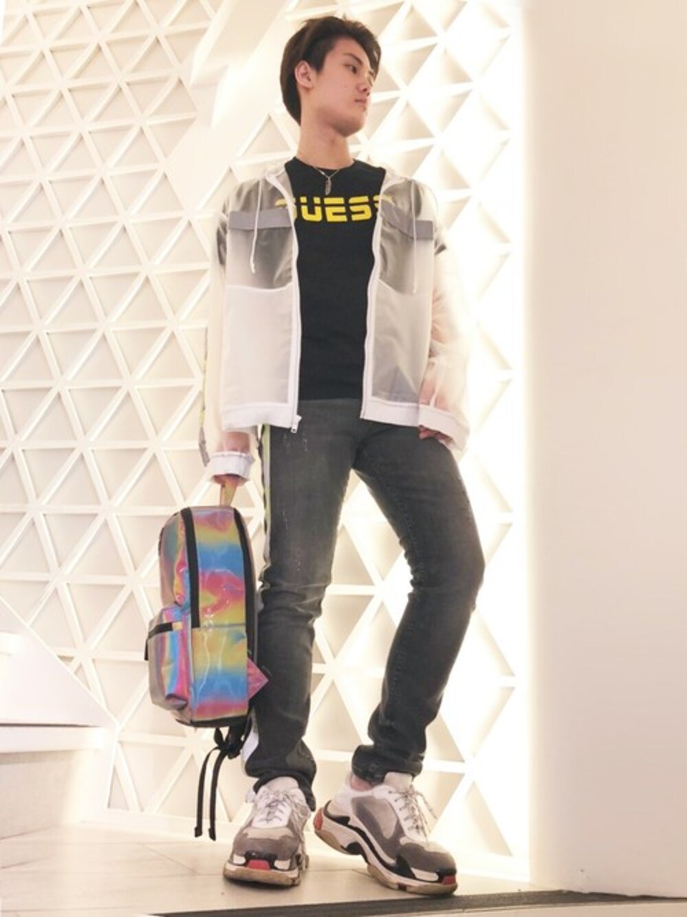 ブラック系のTシャツ/カットソー、その他のその他アウター、ブラック系のデニムパンツを着用したメンズの春コーディネートの1枚目の写真