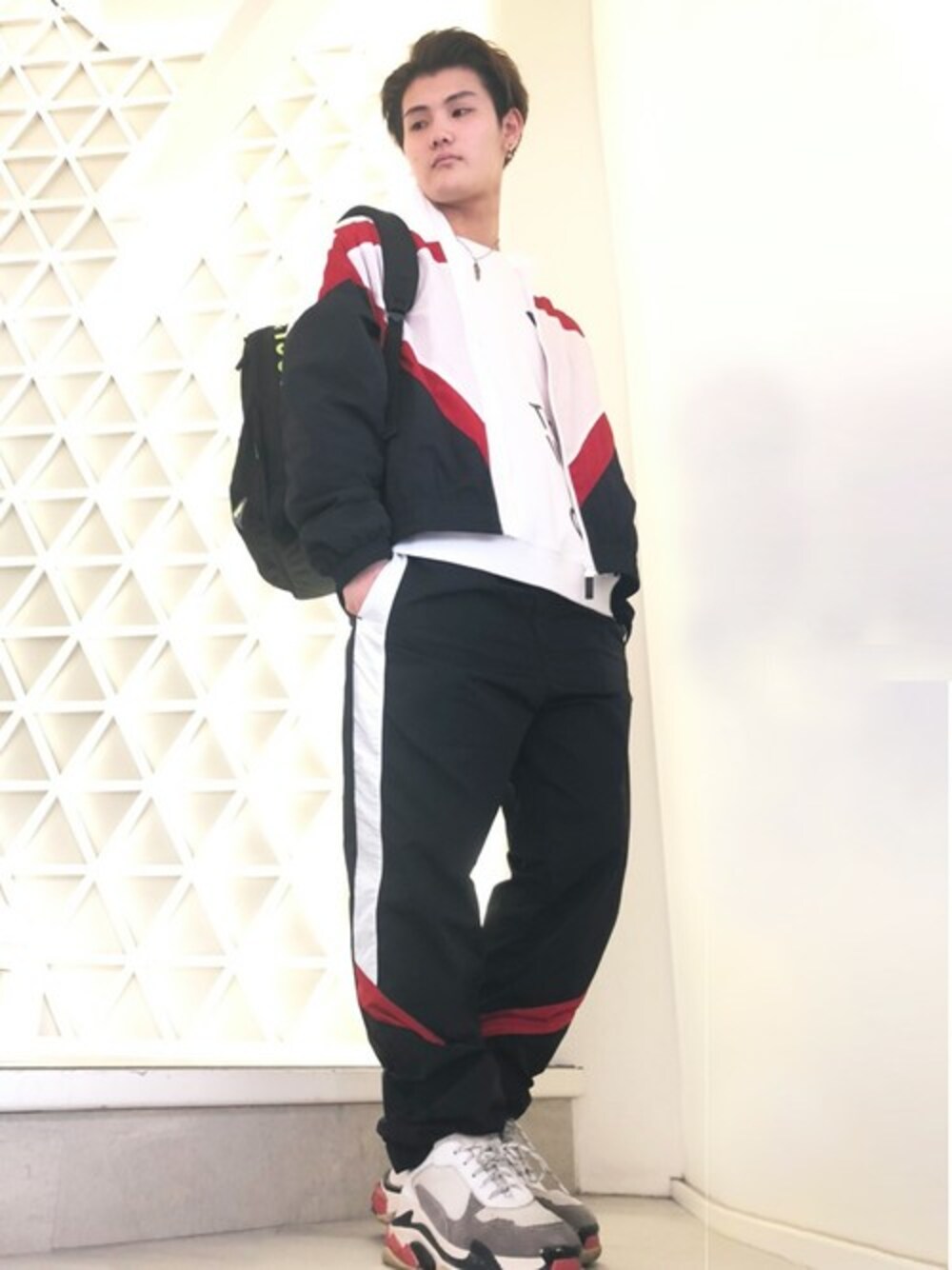 ブラック系のその他パンツ、ホワイト系のナイロンジャケット、ブラック系のスウェットを着用したメンズの春コーディネートの1枚目の写真