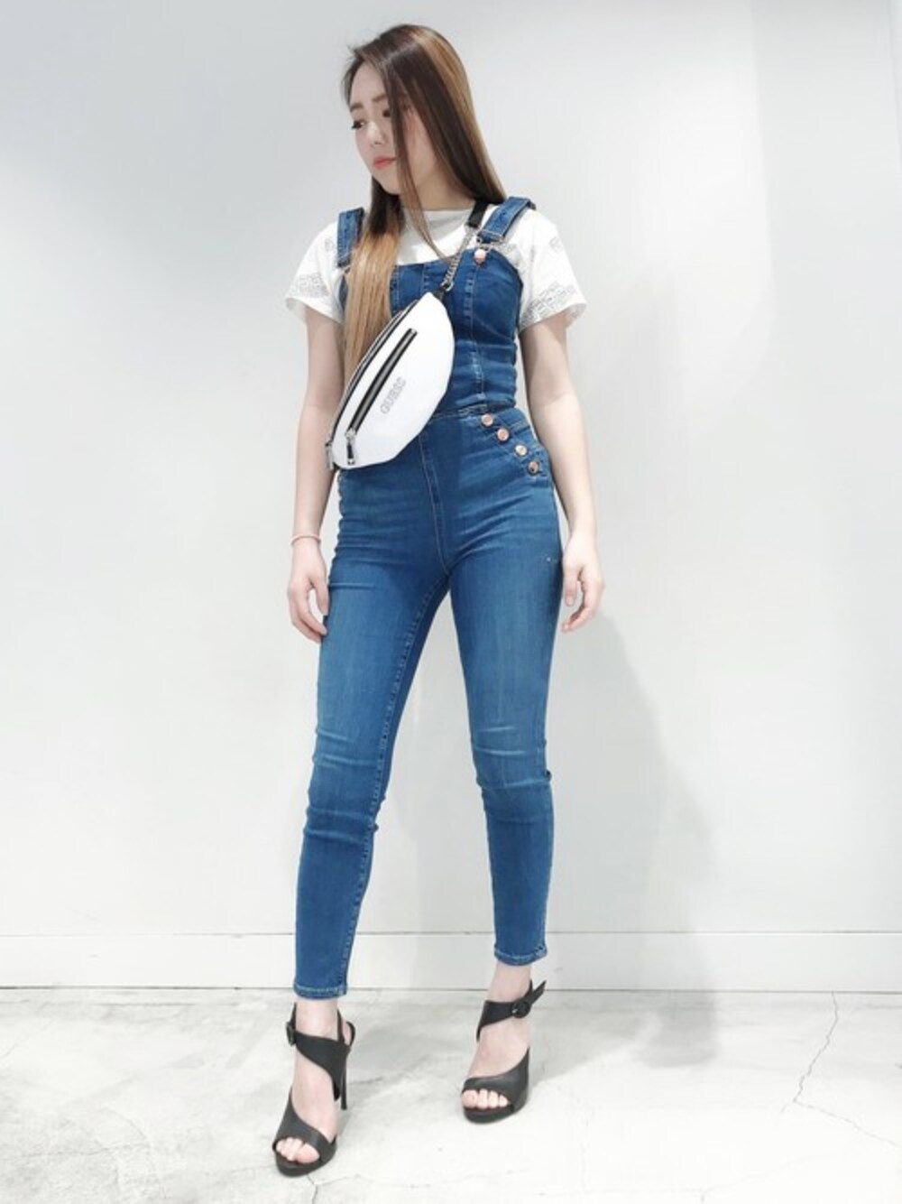 ホワイト系のTシャツ/カットソー、ブルー系のつなぎ/オールインワンを着用したレディースの春コーディネートの1枚目の写真