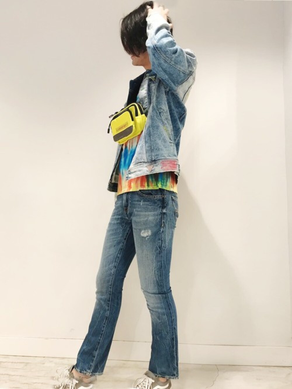 ブルー系のデニムパンツ、その他のTシャツ/カットソー、ブルー系のデニムジャケットを着用したメンズの春コーディネートの1枚目の写真