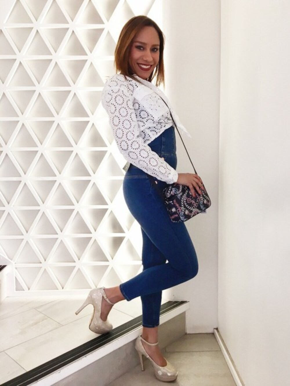 ホワイト系のシャツ/ブラウス、ブルー系のつなぎ/オールインワンを着用したレディースの春コーディネートの1枚目の写真