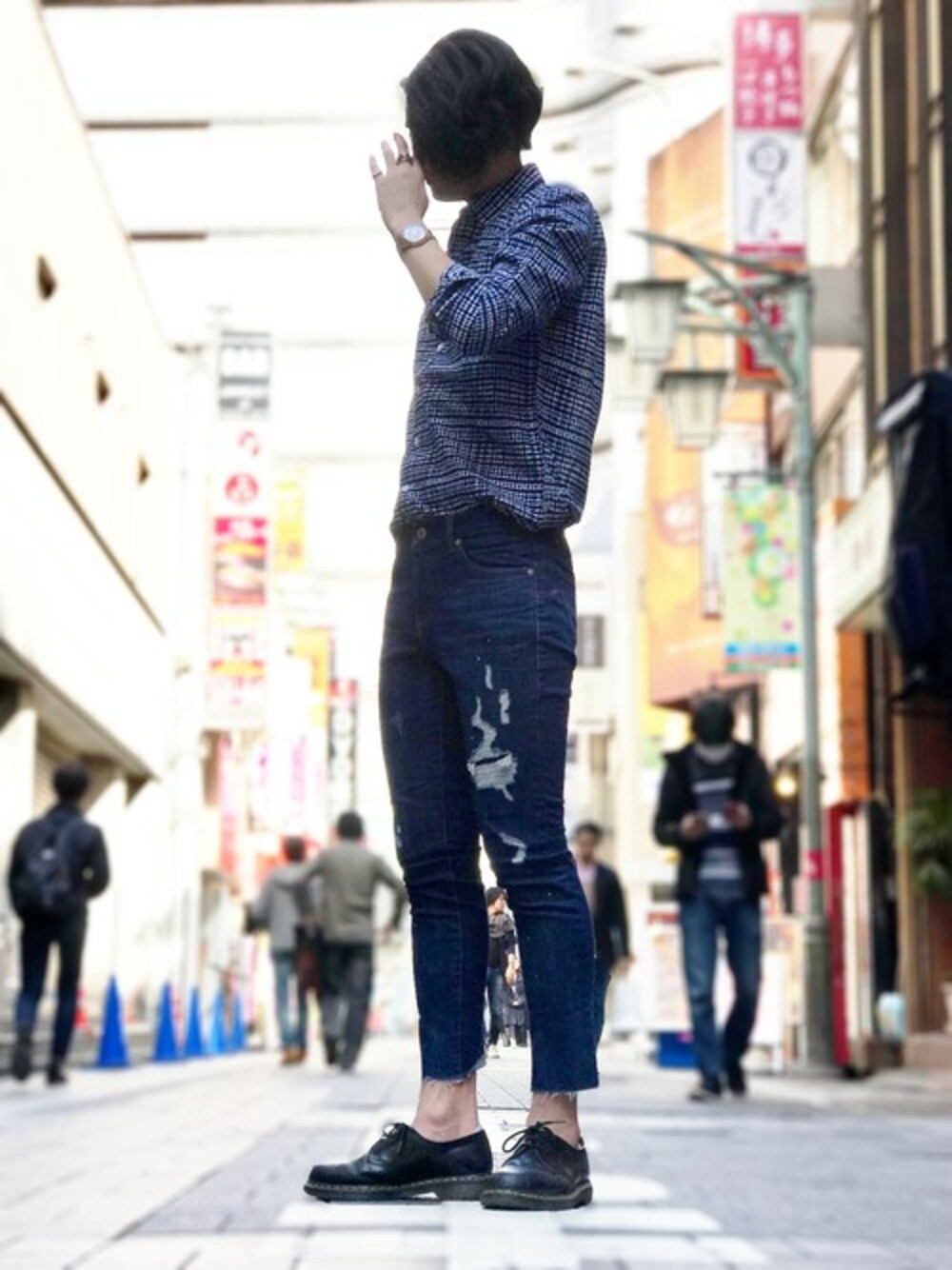 ブルー系のデニムパンツを着用したメンズの春コーディネートの1枚目の写真