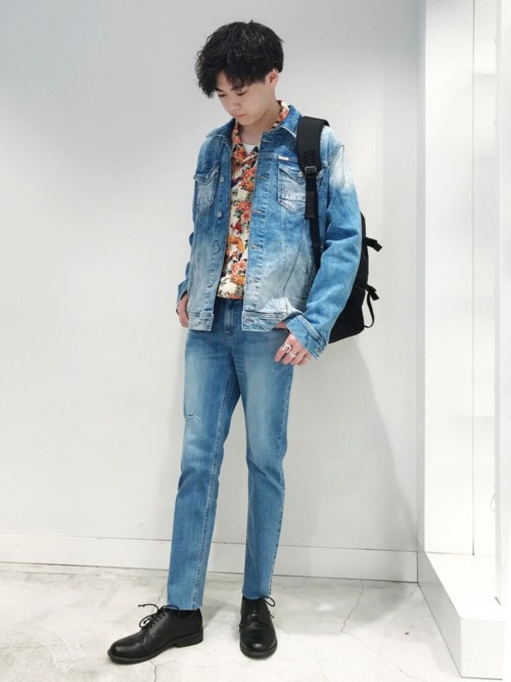 「デニム、バックパック、リュック、柄シャツ、春夏コーデ、デニムオンデニム、70's、カジュアルコーデ、guess、guess新宿」｜「GuessのRemote Crew-Neck Tee（Tシャツ/カットソー、ホワイト系）」を使った、GUESS JAPANさん（メンズ・175cm）の春コーディネートの1枚目の写真