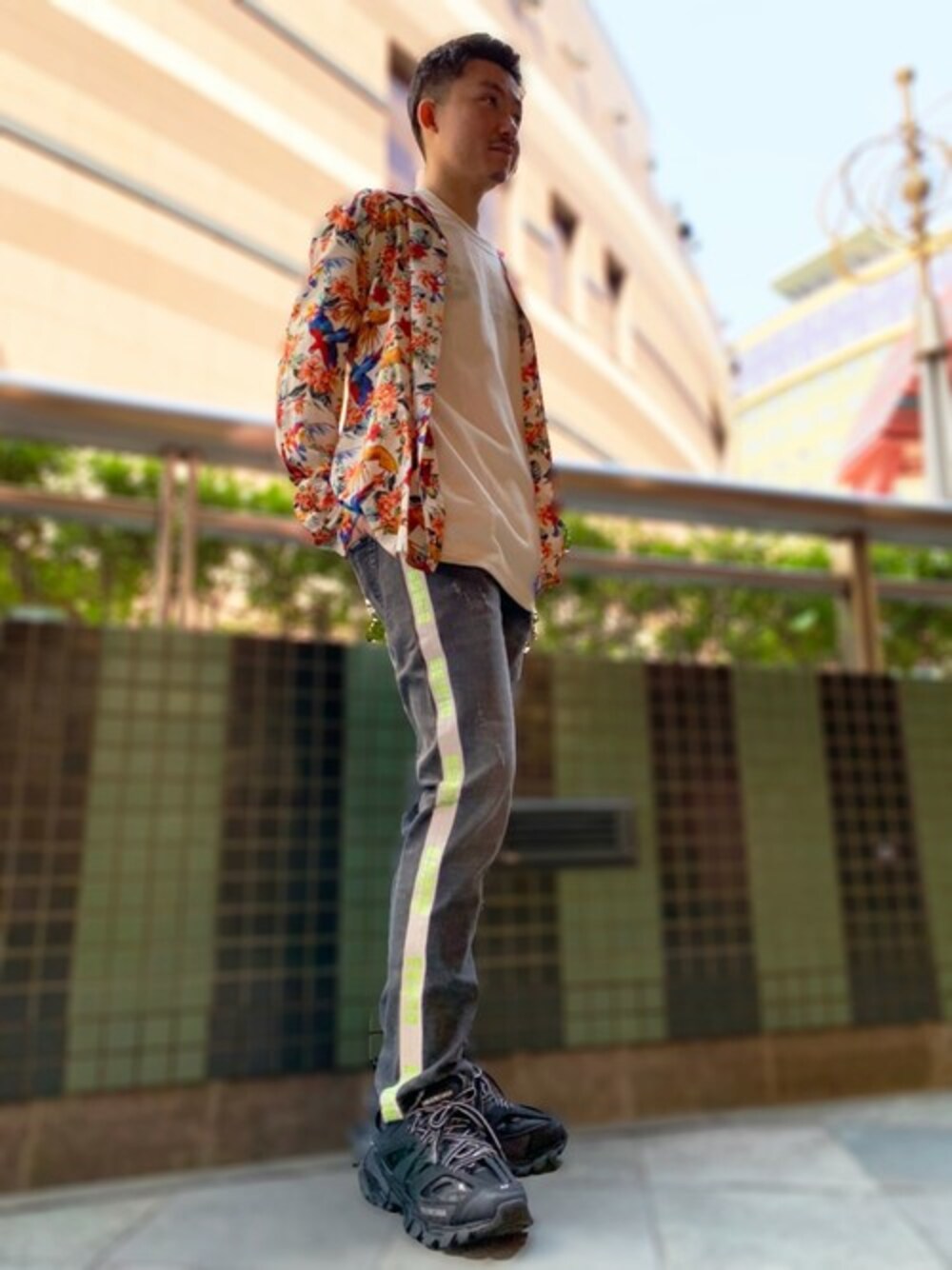 ホワイト系のTシャツ/カットソー、ブラック系のデニムパンツ、オレンジ系のシャツ/ブラウスを着用したメンズの春コーディネートの1枚目の写真