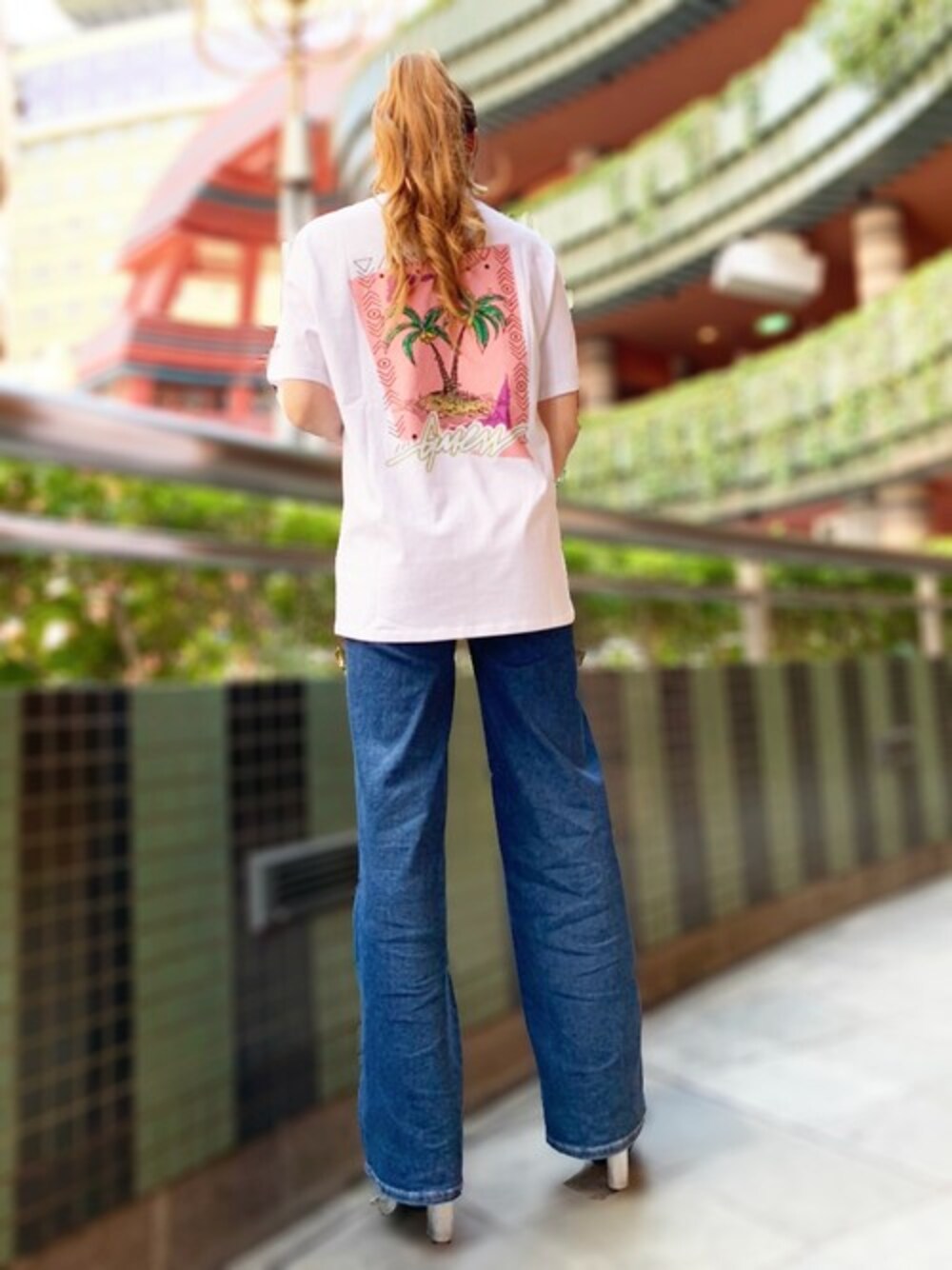 ホワイト系のTシャツ/カットソー、ブルー系のデニムパンツを着用したレディースの春コーディネートの1枚目の写真