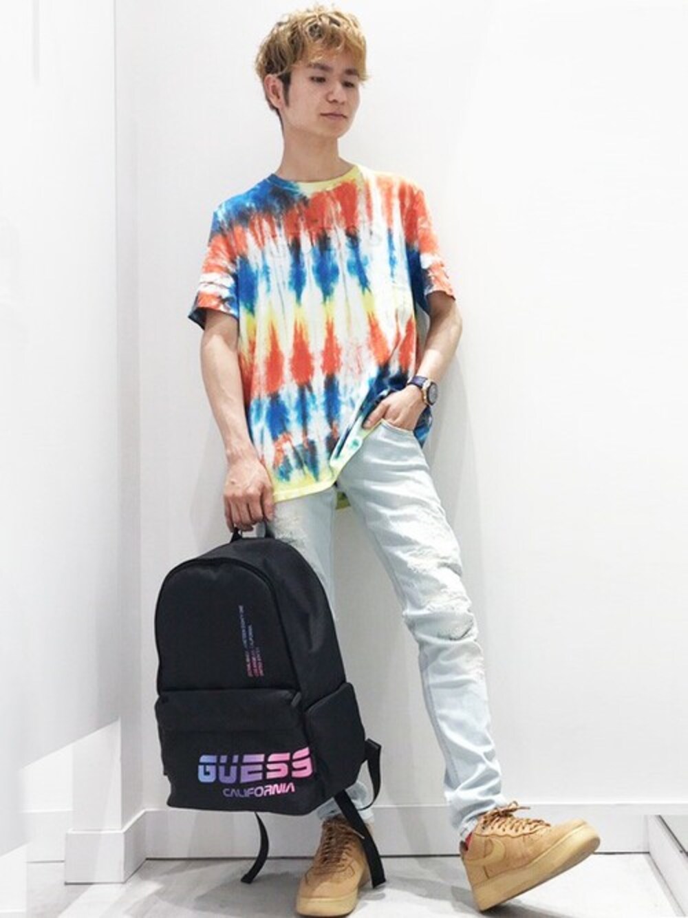 その他のTシャツ/カットソー、ブルー系のデニムパンツを着用したレディースの春コーディネートの1枚目の写真