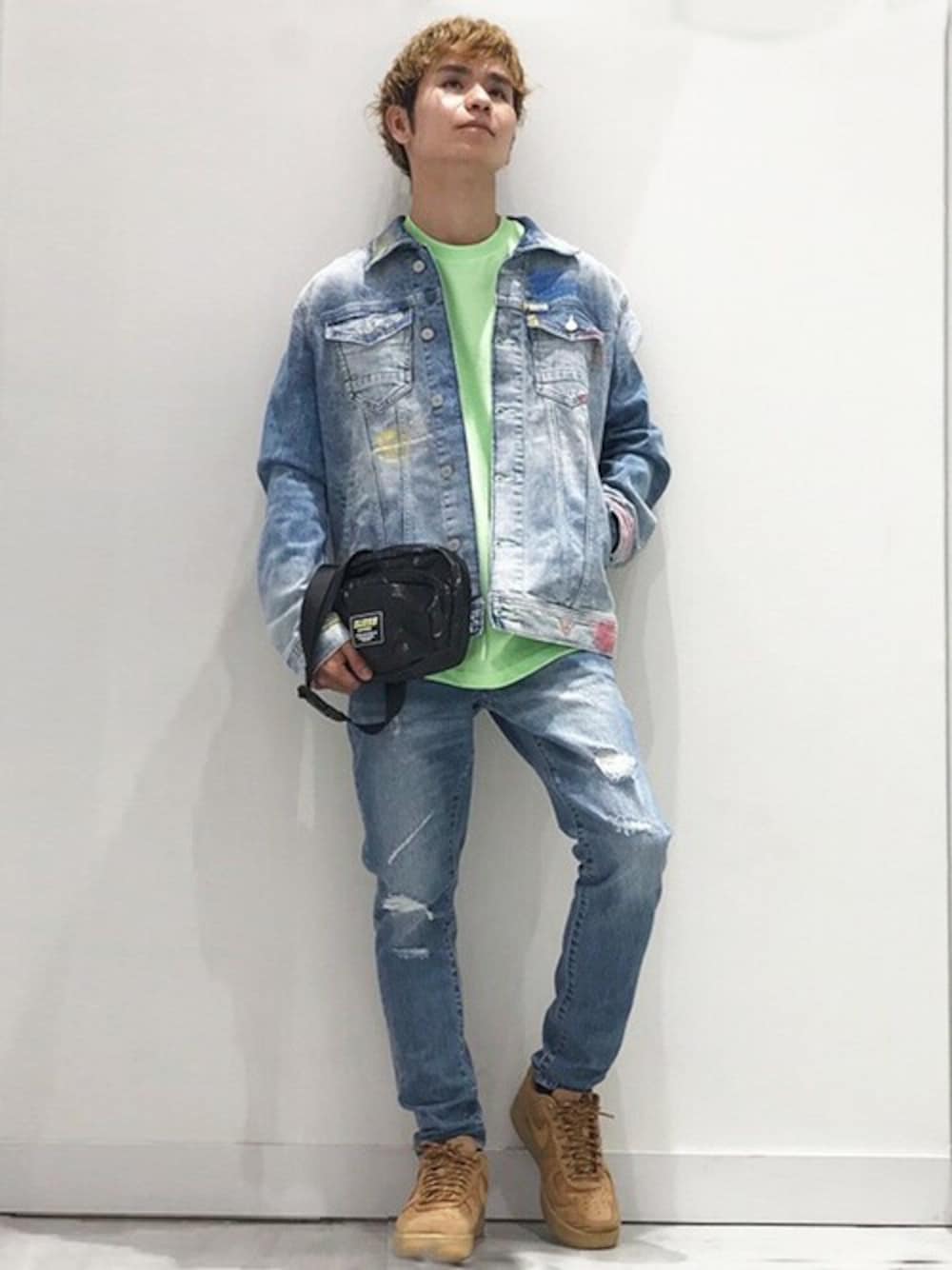 グリーン系のTシャツ/カットソー、ブラック系のボディバッグ/ウエストポーチ、ブルー系のデニムジャケットを着用したレディースの春コーディネートの1枚目の写真