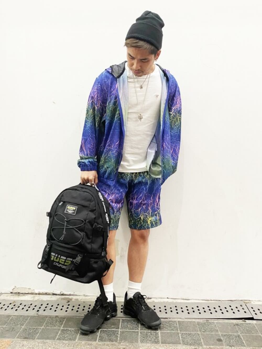 ブルー系のその他パンツ、ブルー系のその他アウター、ブラック系のバックパック/リュックを着用したメンズの春コーディネートの1枚目の写真