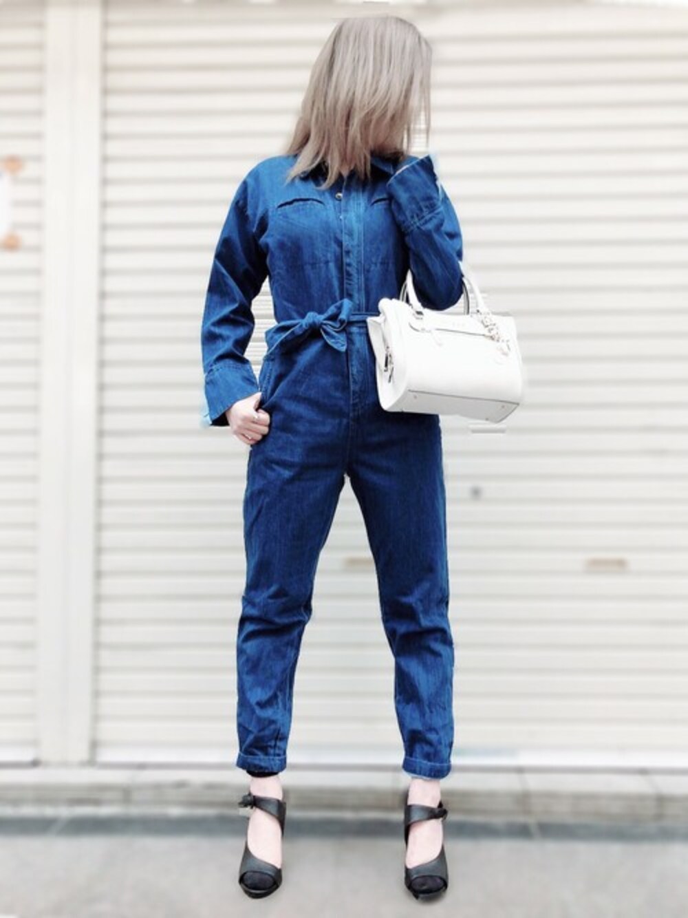 ブルー系のつなぎ/オールインワン、ホワイト系のハンドバッグを着用したレディースの春コーディネートの1枚目の写真