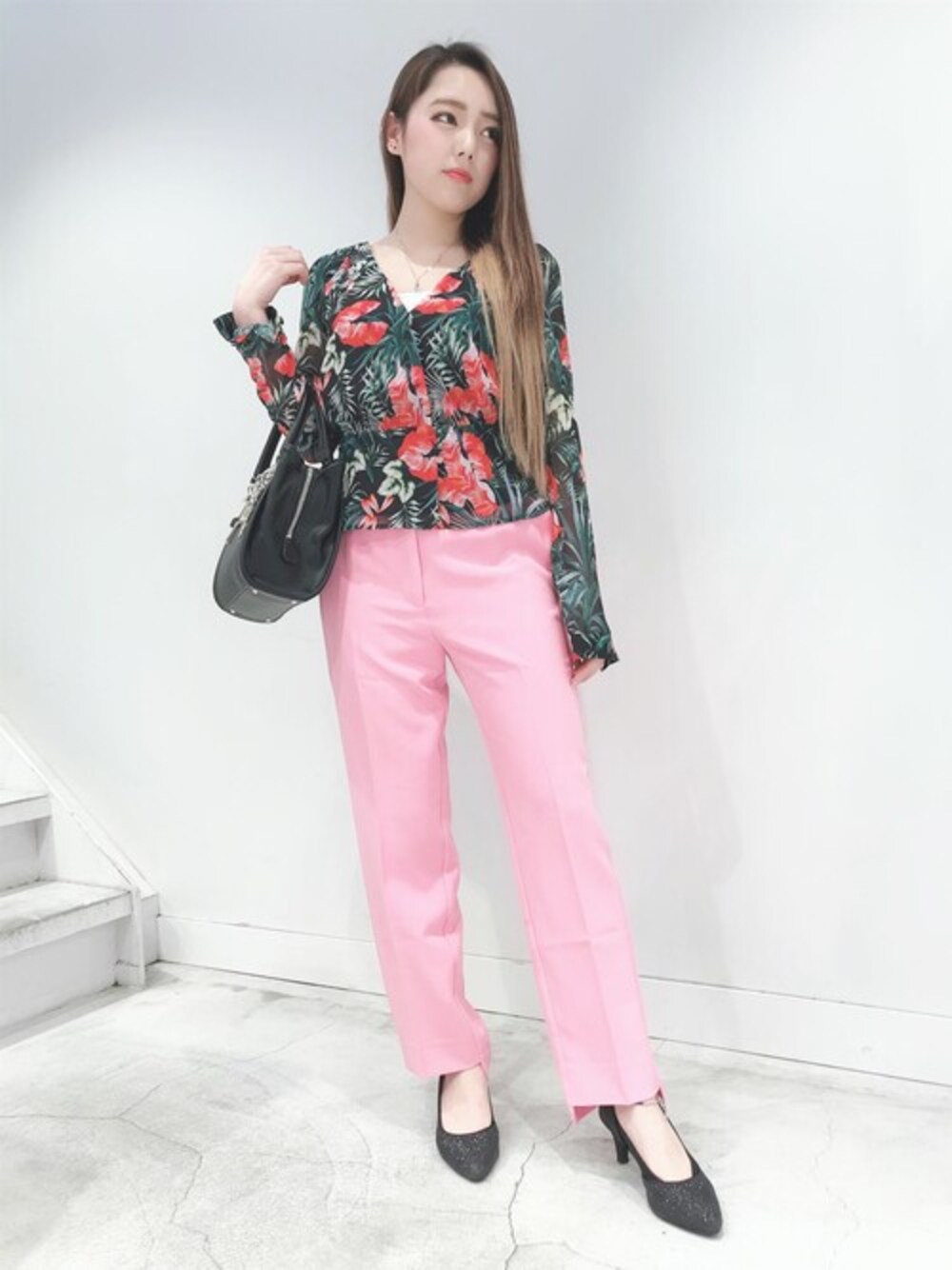 ピンク系のその他パンツ、ブラック系のハンドバッグを着用したレディースの春コーディネートの1枚目の写真
