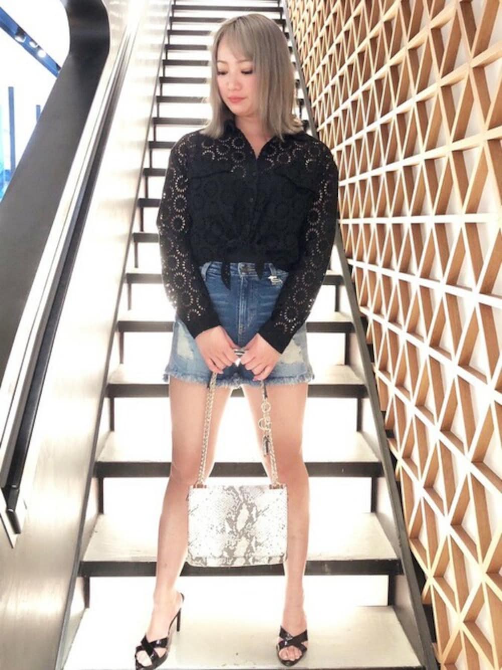 「ブラウス、バッグ、レース、デニムパンツ、アニマル柄、パイソン柄、シャツスタイル、guess、レーストップス、guess心斎橋」｜「GuessのMarta Lace Tie-Front Shirt（シャツ/ブラウス、ブラック系）」を使った、GUESS JAPANさん（メンズ・161cm）の春コーディネートの1枚目の写真