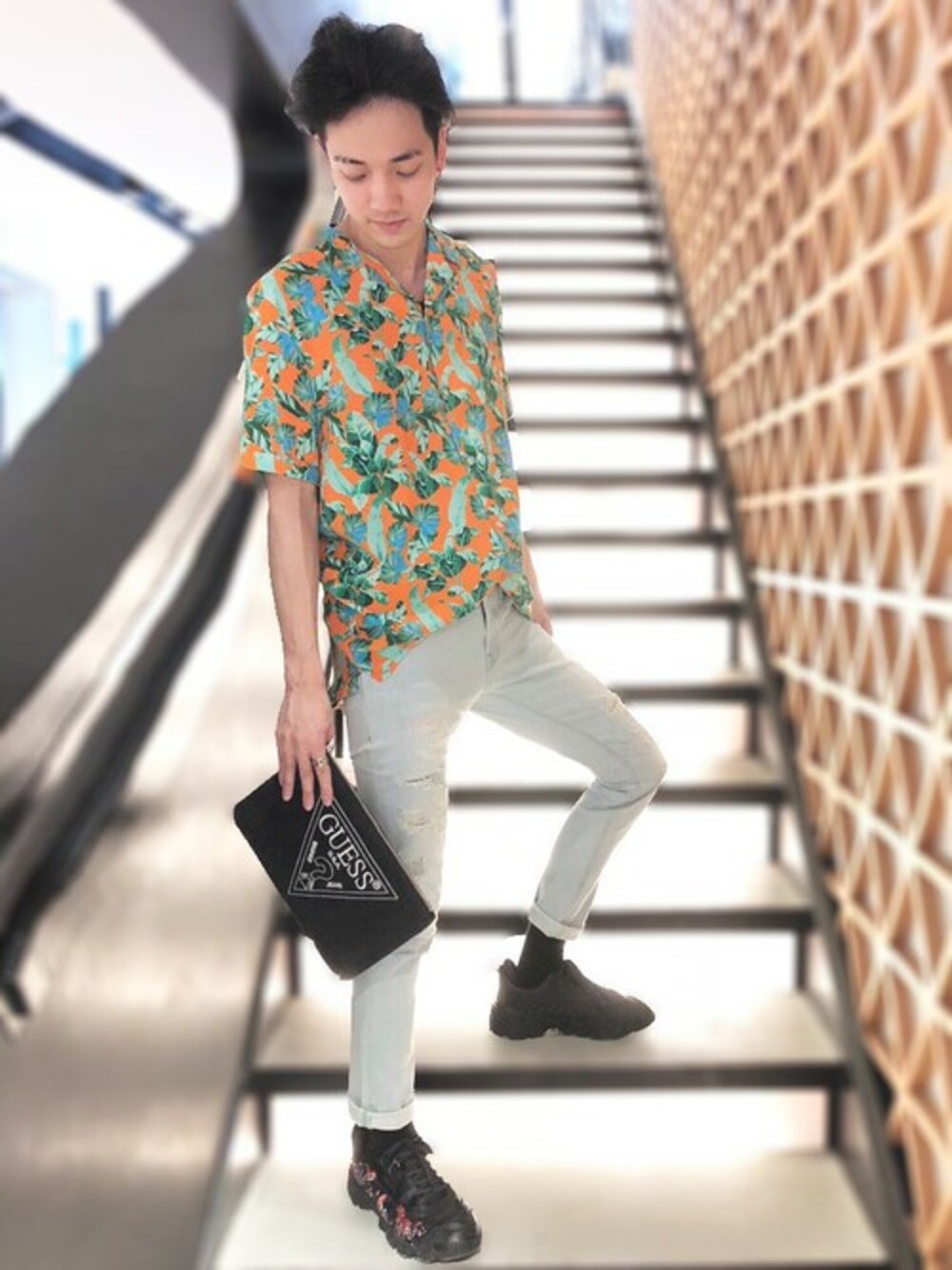 オレンジ系のシャツ/ブラウス、ブルー系のデニムパンツを着用したメンズの春コーディネートの1枚目の写真