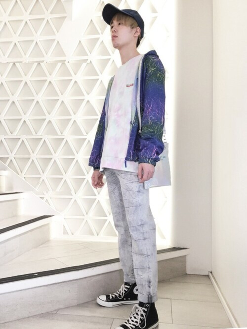 その他のスウェット、シルバー系のトートバッグ、ブルー系のその他アウターを着用したメンズの春コーディネートの1枚目の写真