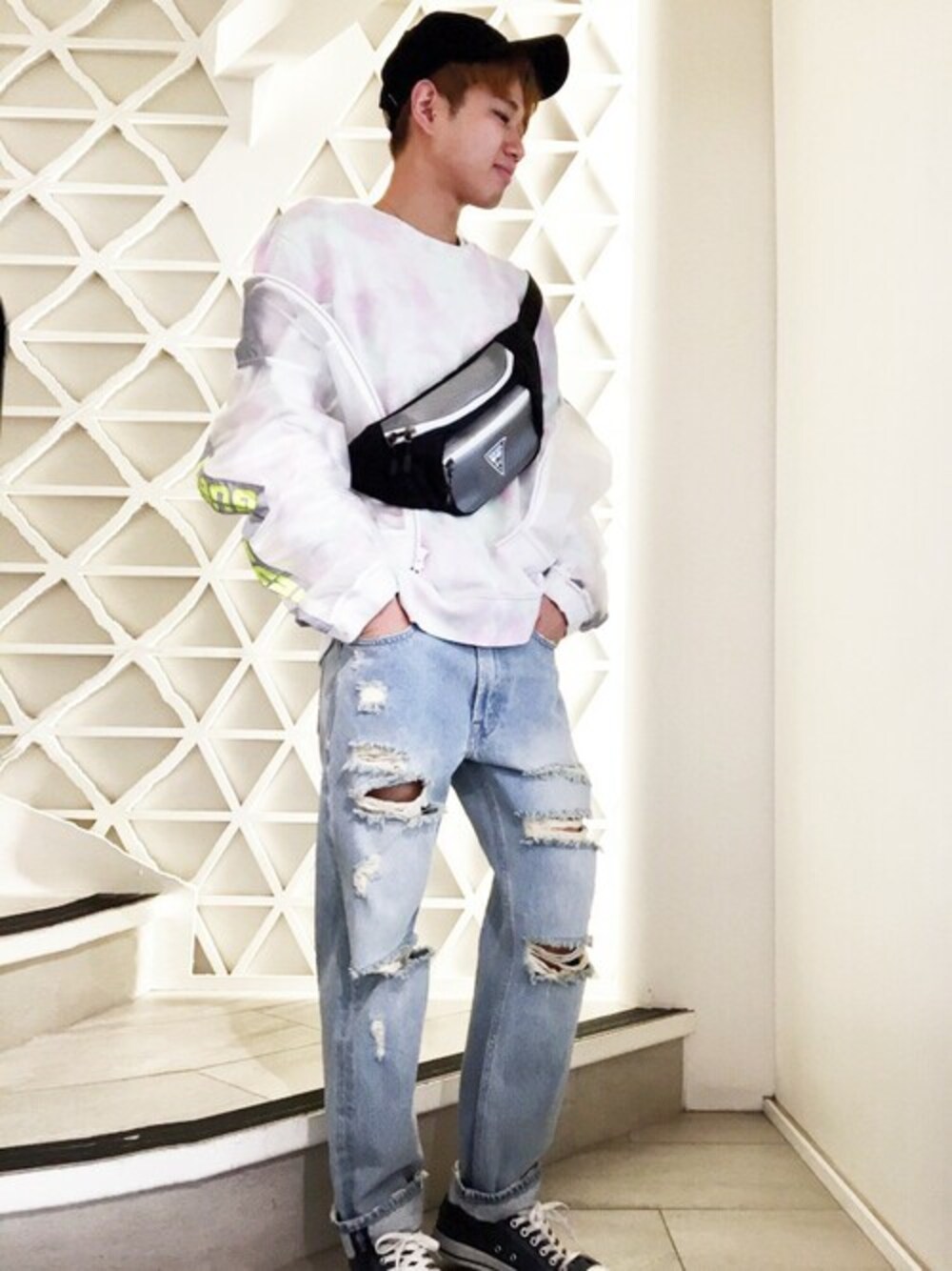 その他のスウェット、ブルー系のデニムパンツ、ブラック系のボディバッグ/ウエストポーチを着用したメンズの春コーディネートの1枚目の写真