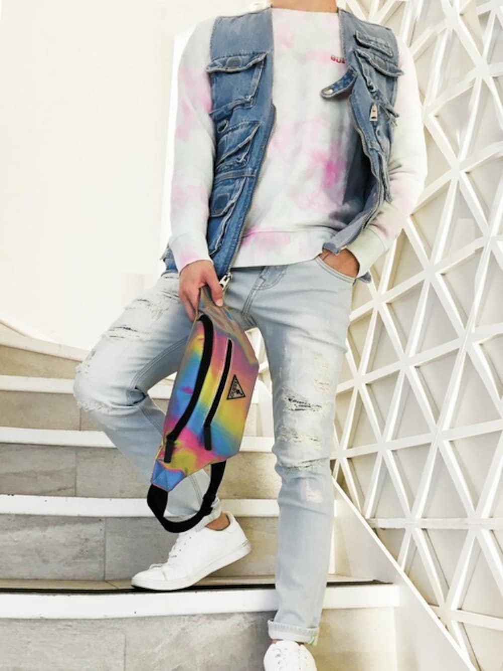 「デニム、タイダイ柄、ベスト、ロンT、ウエストバッグ、ボディバッグ、タイダイ、guess、初夏、guess渋谷」｜「GuessのUtility Denim Vest（ベスト、ブルー系）」を使った、GUESS JAPANさん（メンズ・173cm）の春コーディネートの1枚目の写真