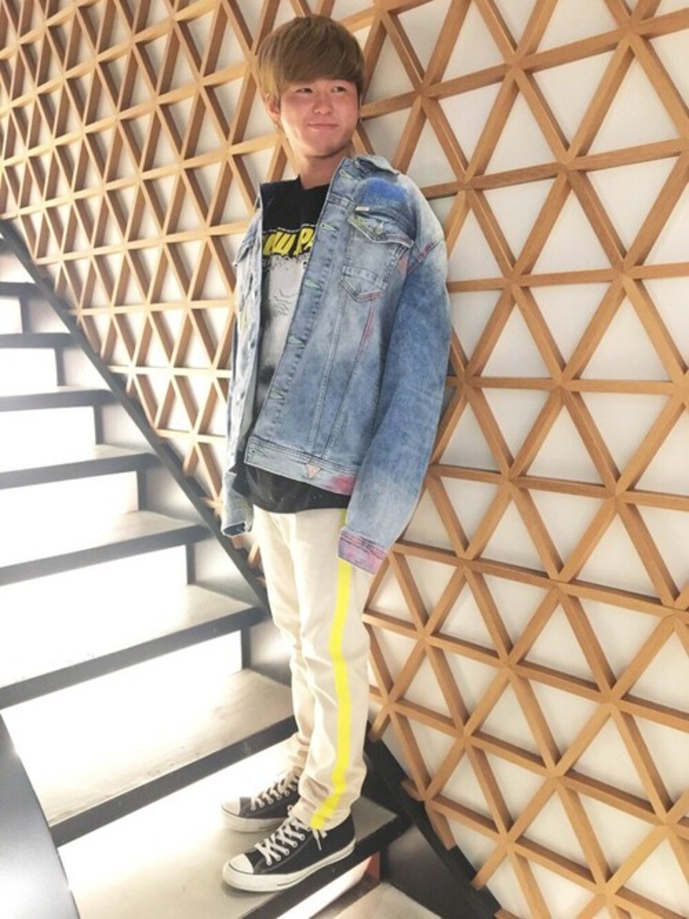 ブラック系のTシャツ/カットソー、ブルー系のデニムパンツを着用したレディースの春コーディネートの1枚目の写真