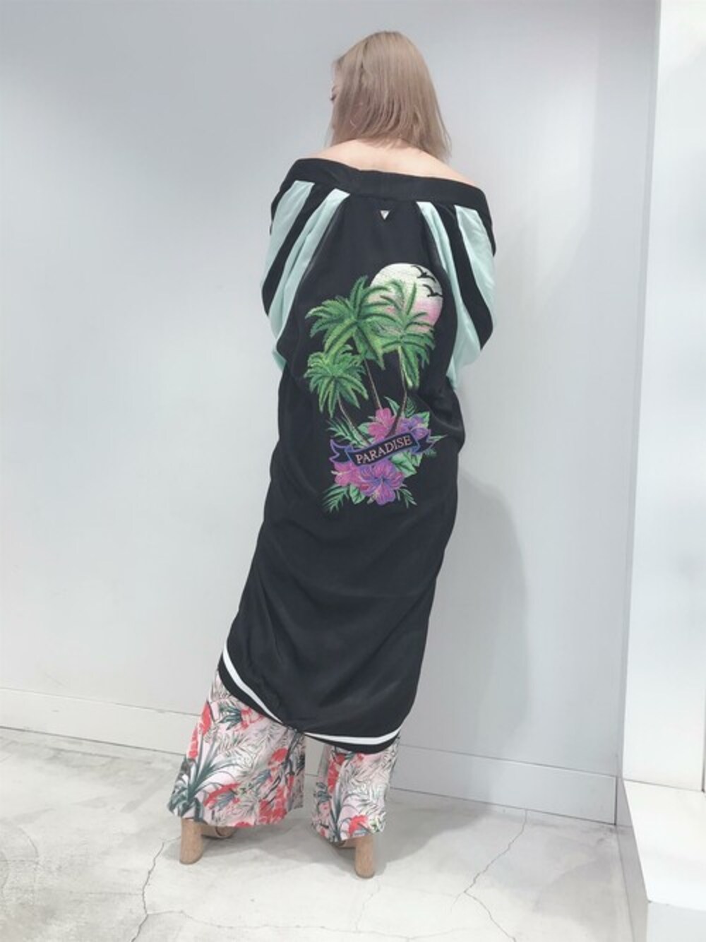 ピンク系のサロペット/オーバーオール、ブラック系のその他アウターを着用したレディースの春コーディネートの1枚目の写真