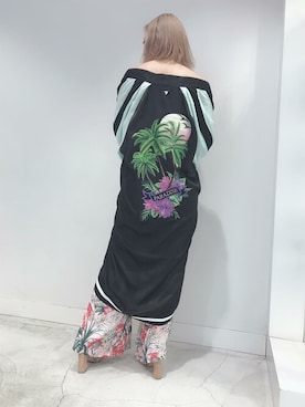 「ロングジャケット」｜「アイテム（オールインワン・サロペット）」を使った、GUESS JAPANさん（レディース・156cm）の春コーディネート