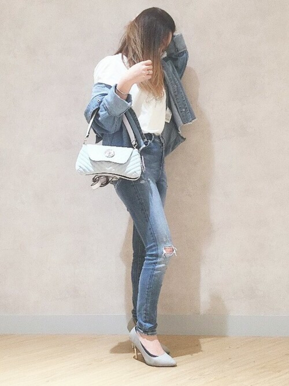 ホワイト系のTシャツ/カットソー、ブルー系のデニムパンツ、ブルー系のシャツ/ブラウスを着用したレディースの春コーディネートの1枚目の写真