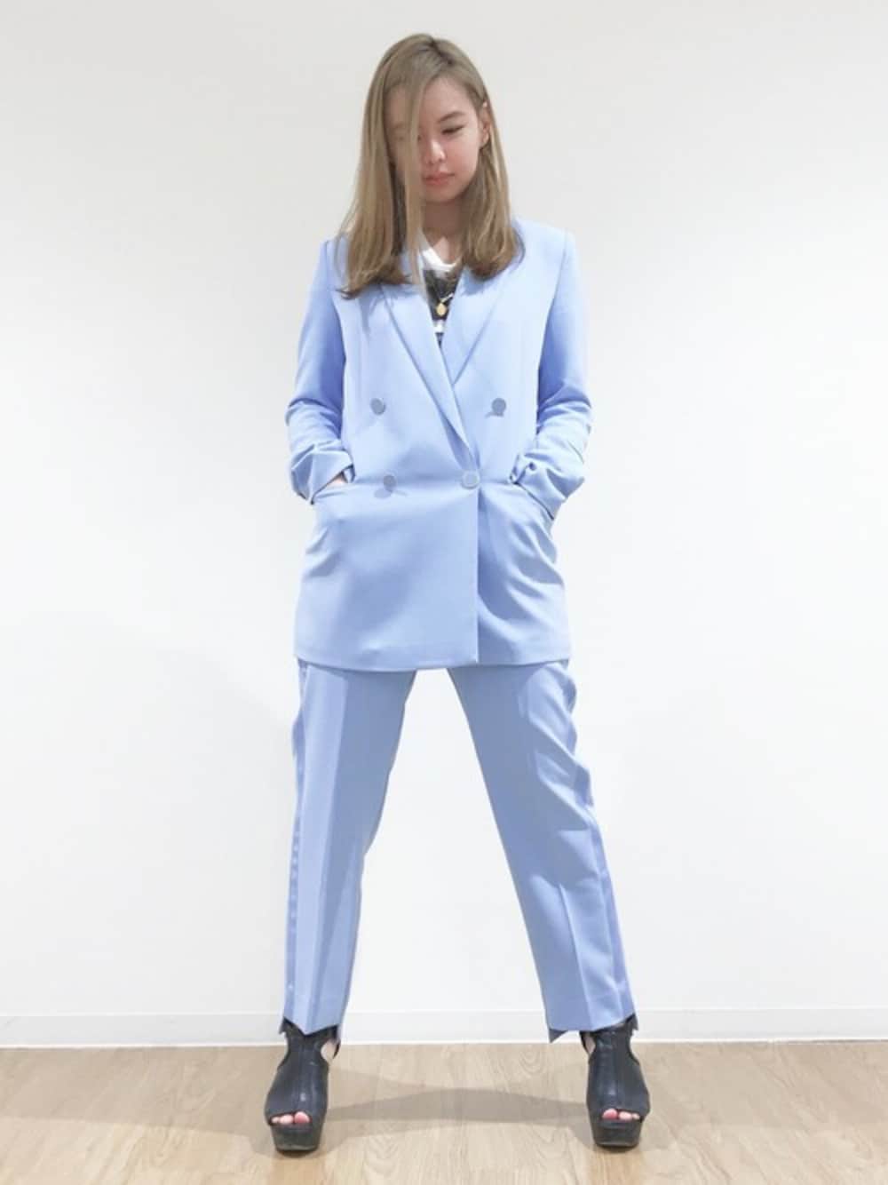 ブルー系のテーラードジャケット、ブルー系のその他パンツ、ホワイト系のTシャツ/カットソーを着用したレディースの春コーディネートの1枚目の写真