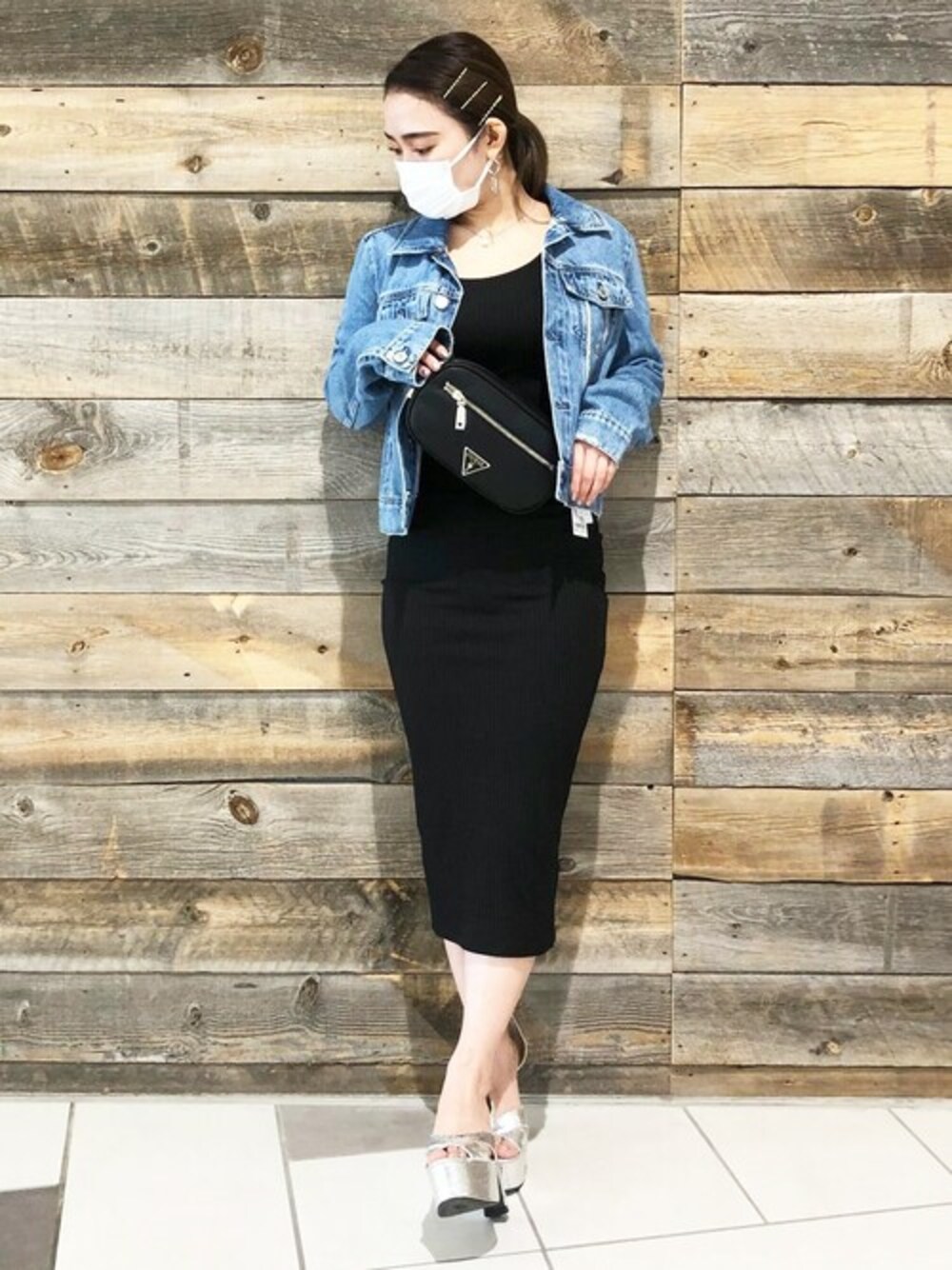 ブラック系のワンピース、ブルー系のデニムジャケット、ブラック系のボディバッグ/ウエストポーチを着用したレディースの春コーディネートの1枚目の写真