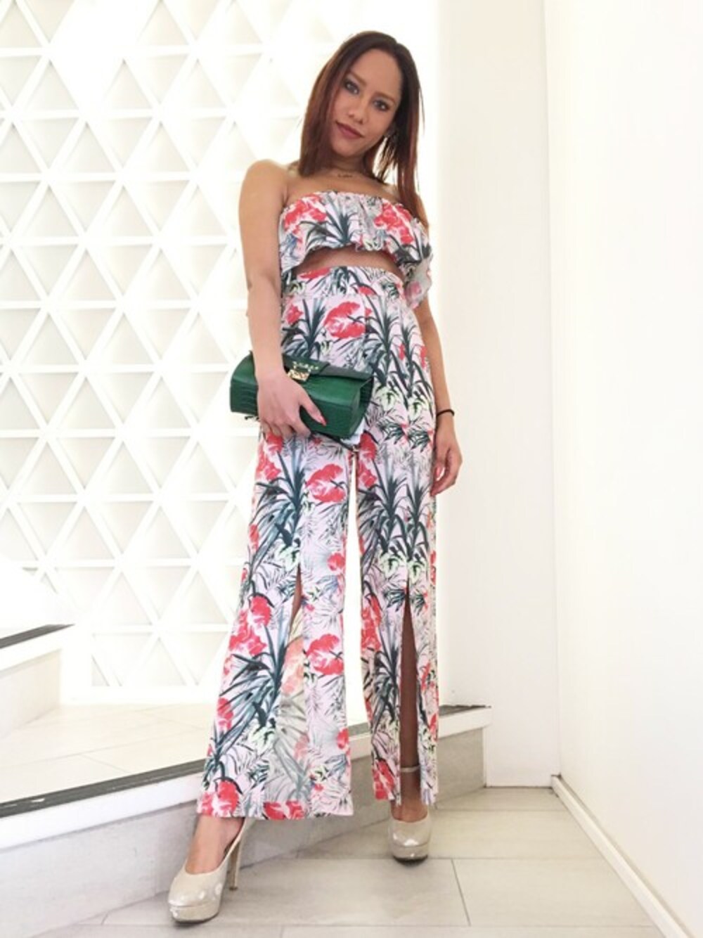 ピンク系のサロペット/オーバーオール、レッド系のハンドバッグを着用したレディースの春コーディネートの1枚目の写真