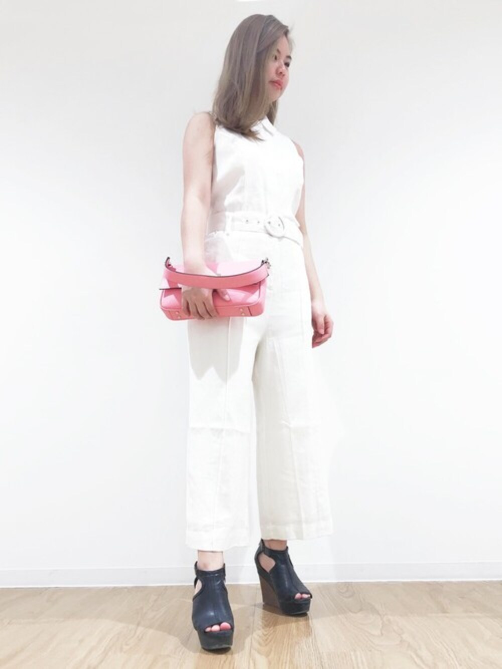 ホワイト系のつなぎ/オールインワンを着用したレディースの春コーディネートの1枚目の写真