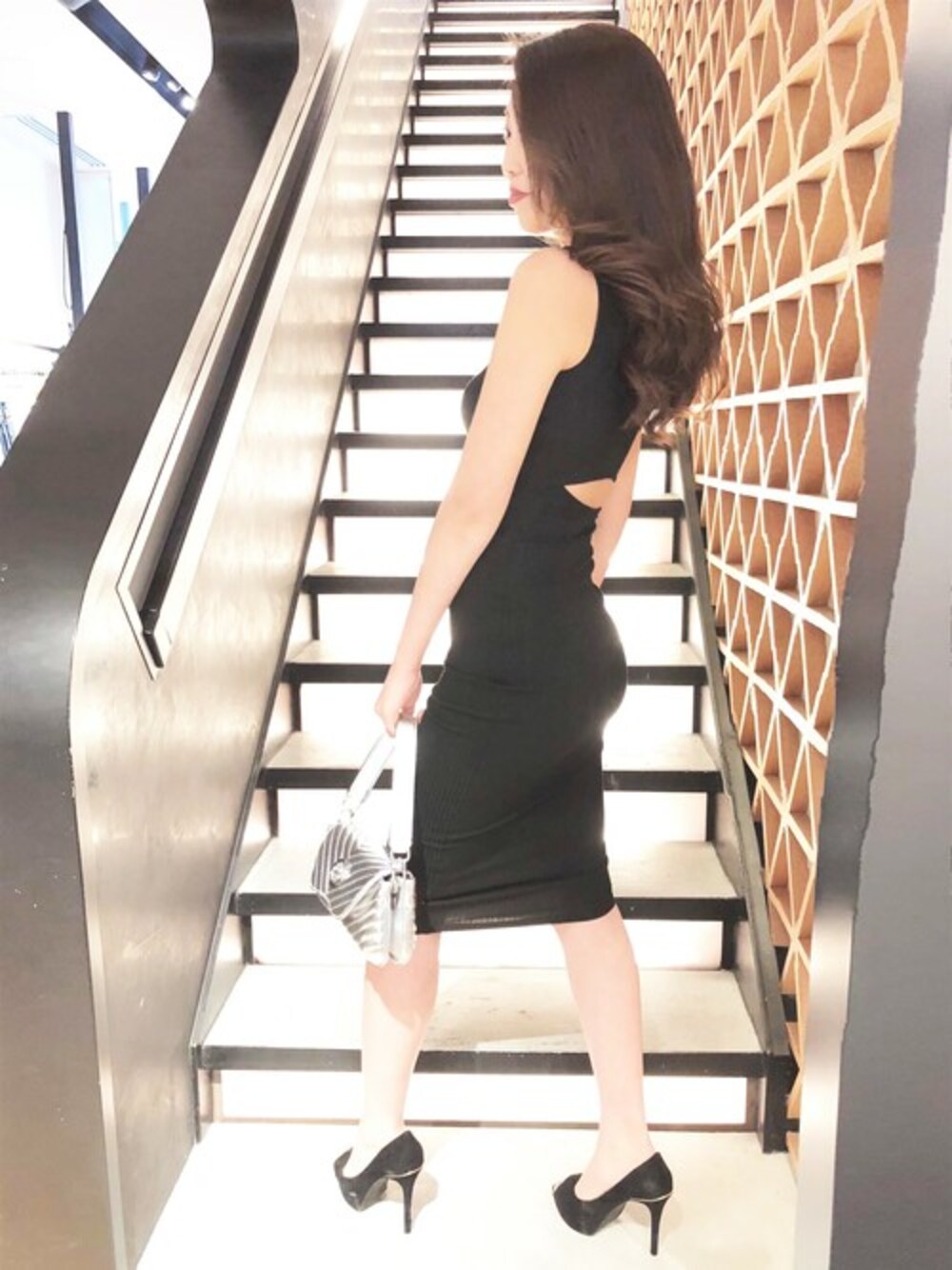 ブラック系のワンピース、シルバー系のショルダーバッグを着用したレディースの春コーディネートの1枚目の写真